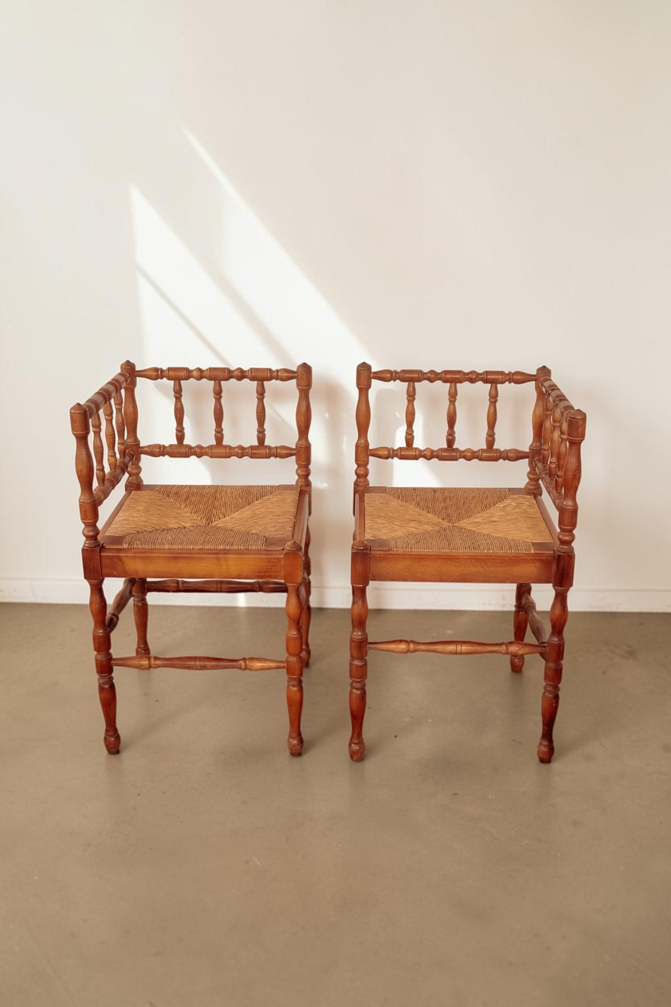 Set van 2 antieke Franse tessvintage hoekstoelen met gedraaide houten spijlen en een gevlochten biezen zitting.