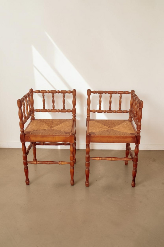 Set van 2 antieke Franse tessvintage hoekstoelen met gedraaide houten spijlen en een gevlochten biezen zitting.