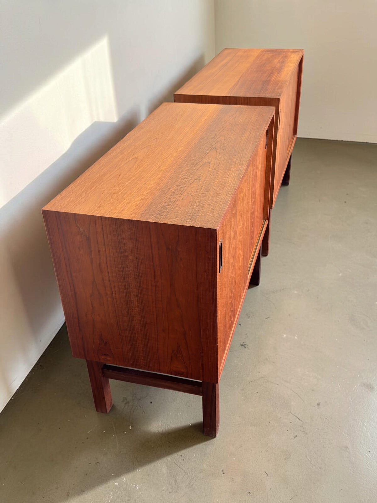 tessvintage Deens teak dressoir met schuifdeuren en H-frame onderstel in een warme houtkleur
