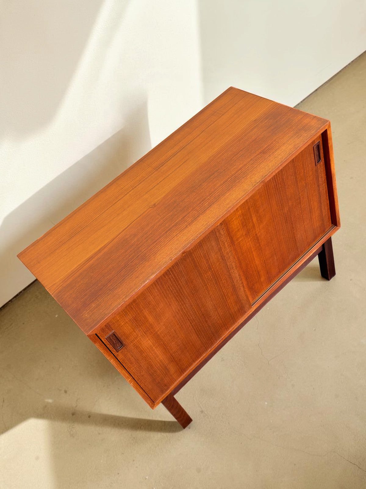 tessvintage Deens teak dressoir met schuifdeuren en donker houten H-frame onderstel in een strak vintage design