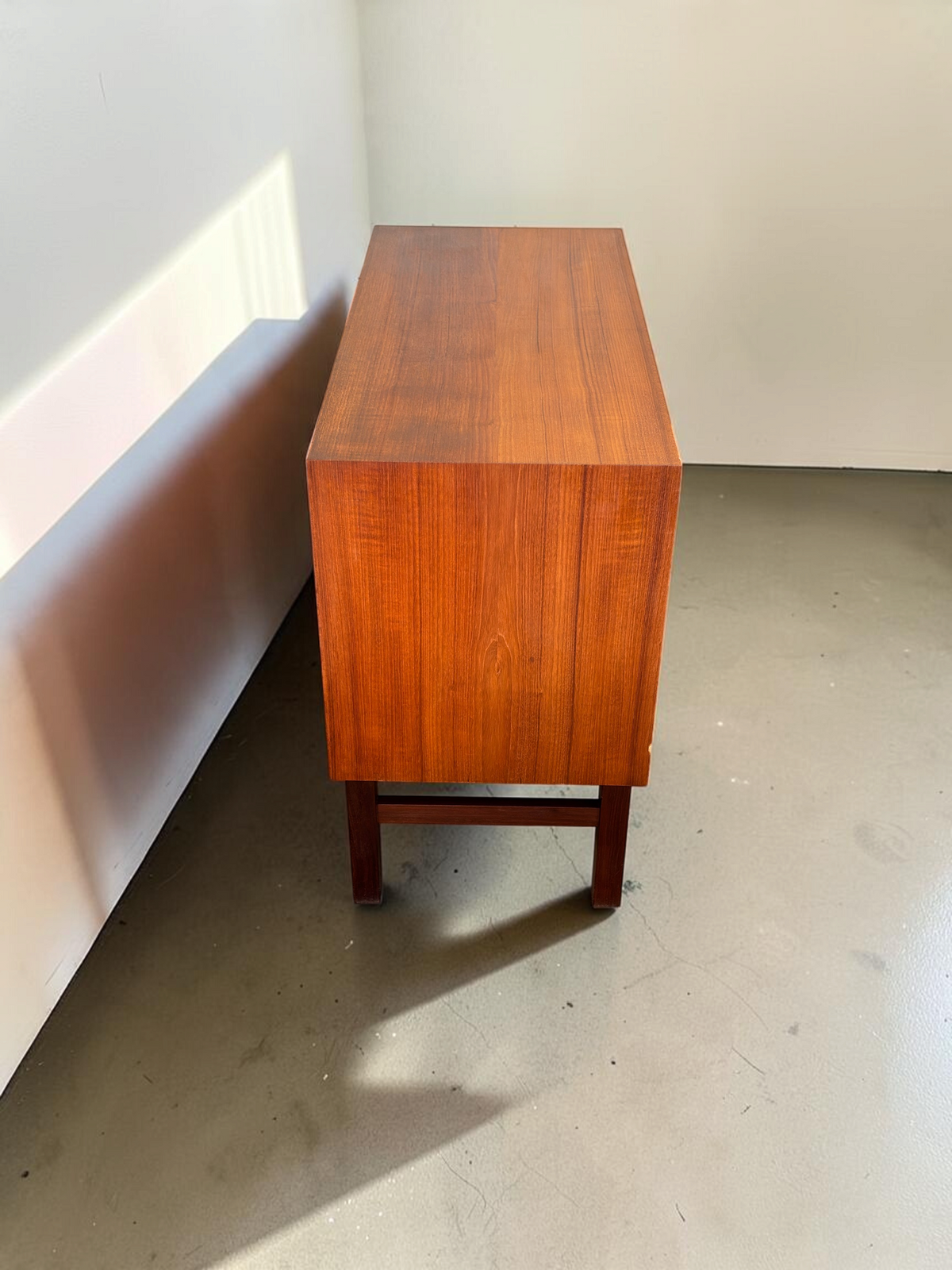 tessvintage Deens teak dressoir met schuifdeuren en donker houten H-frame onderstel, zijaanzicht
