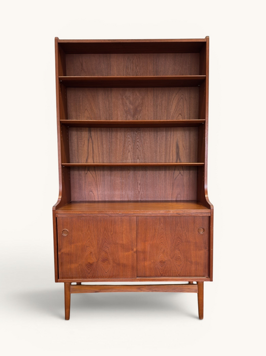 tessvintage Deense Bornholmer boekenkast van teakhout met drie planken en schuifdeuren uit 1964