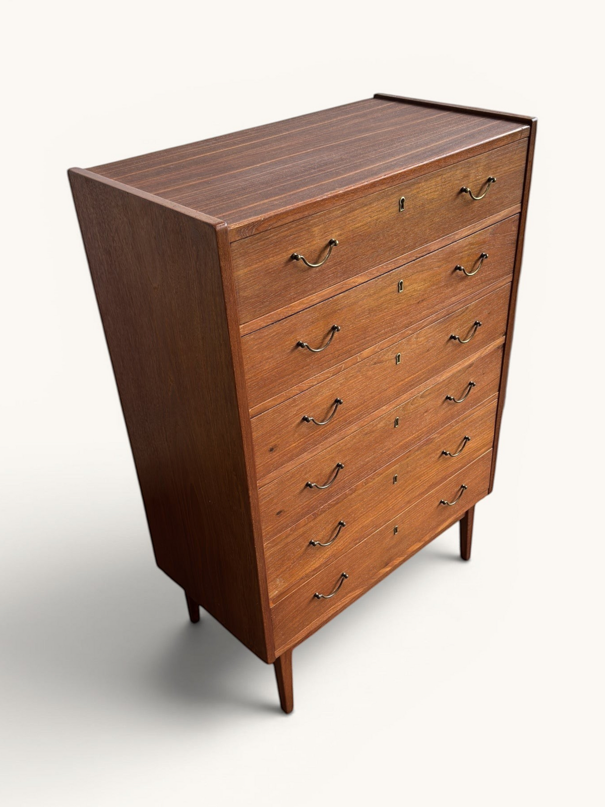 tessvintage Deense tallboy ladekast van teakhout met zes lades, messing grepen en tapse pootjes uit de jaren 60.