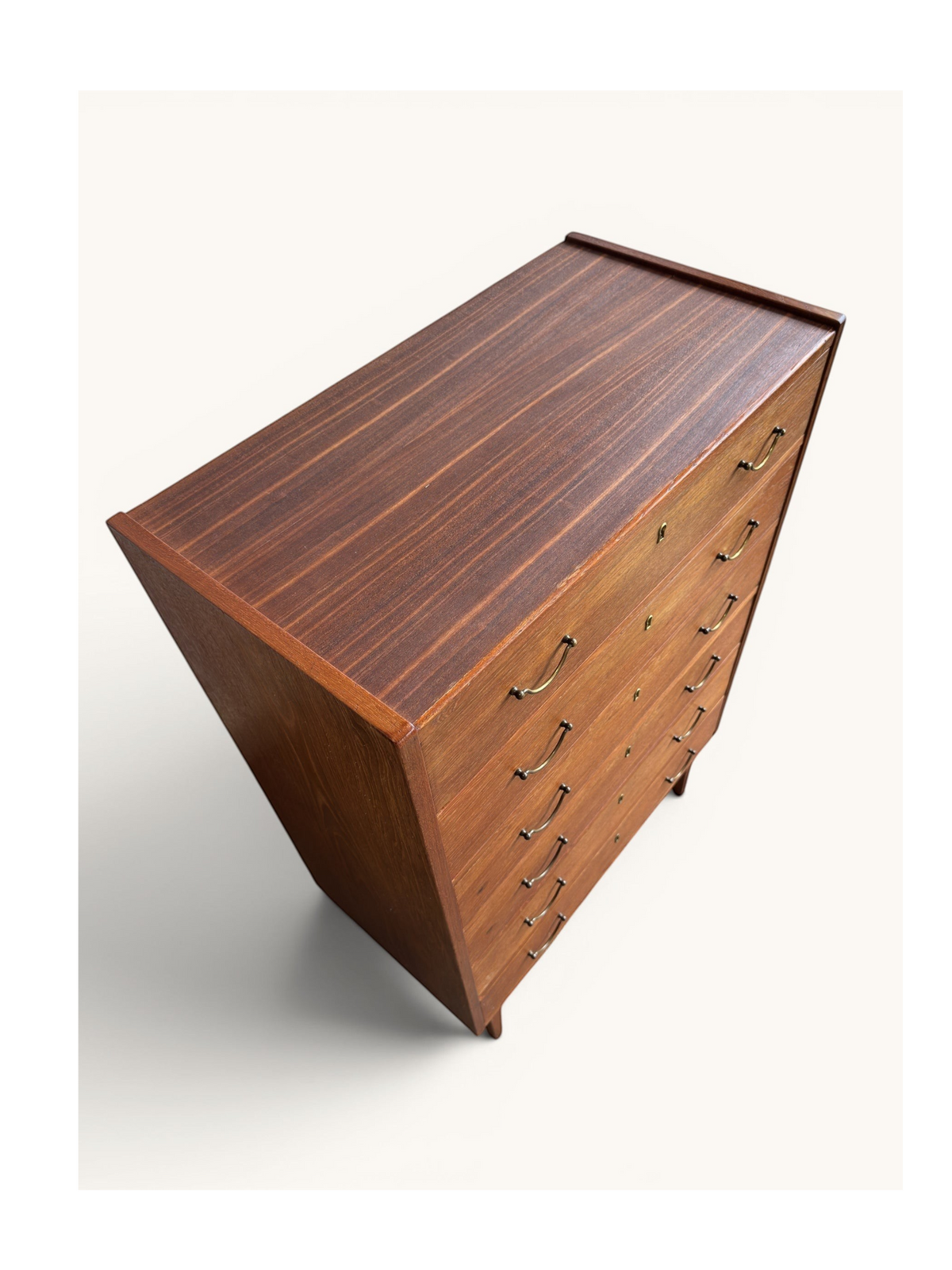 tessvintage Deense tallboy ladekast van teakhout met zes lades en messing greepjes uit de jaren 60