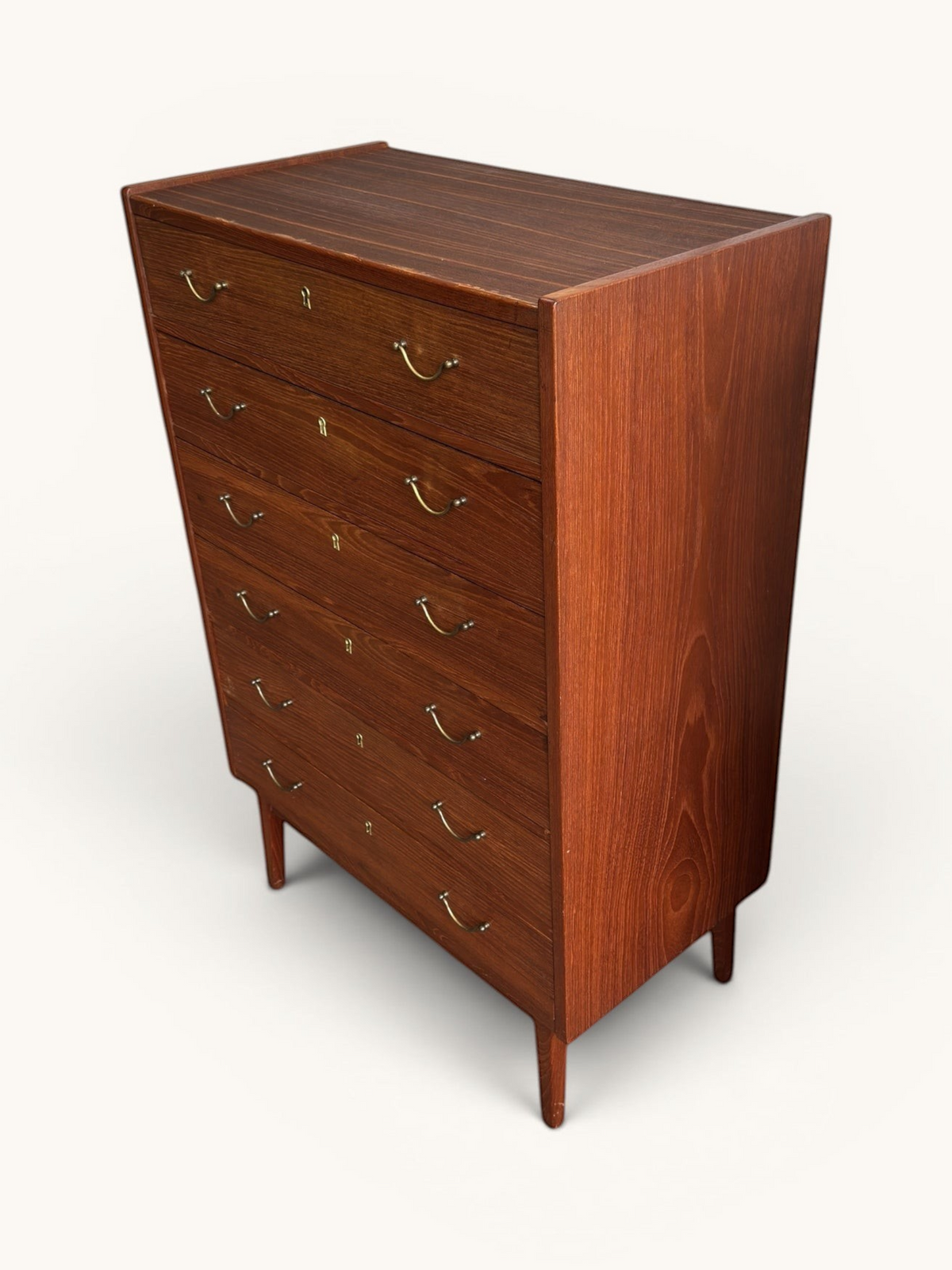 tessvintage Deense vintage tallboy ladekast van teakhout met zes lades, messing grepen en tapse pootjes