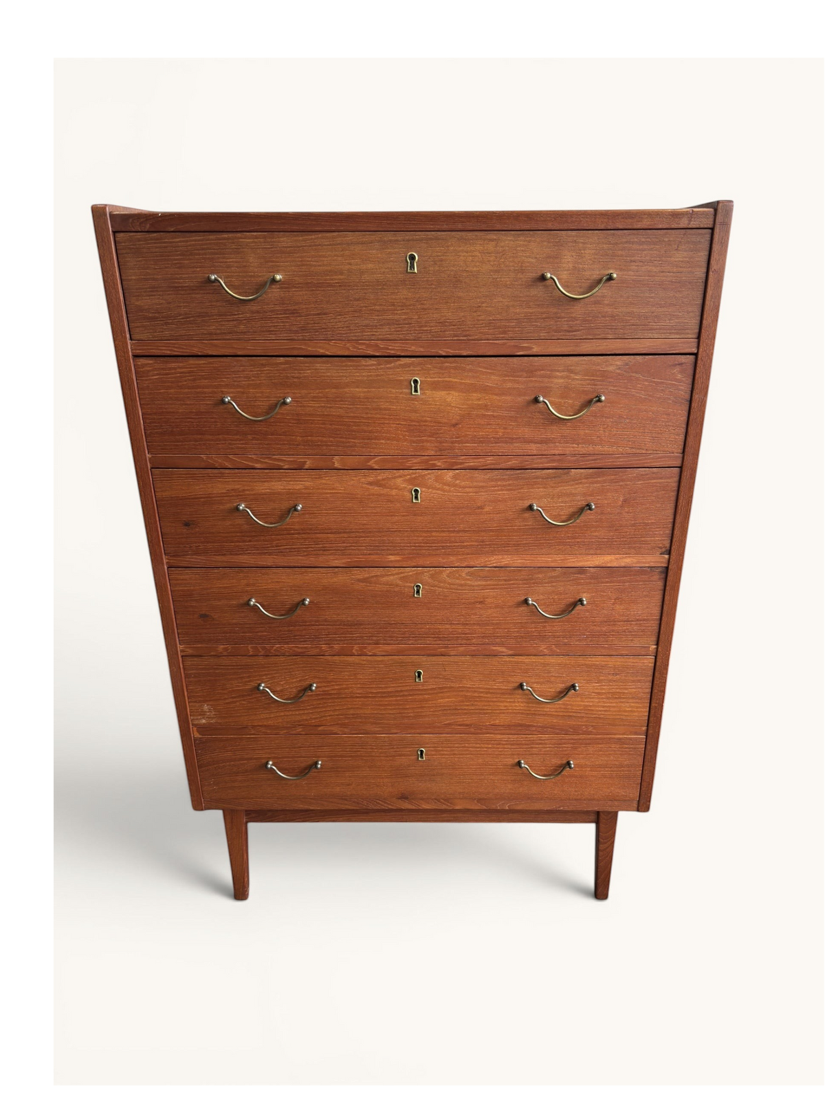 tessvintage Deense tallboy ladekast van teakhout met zes lades, messing grepen en tapse pootjes uit de jaren 60