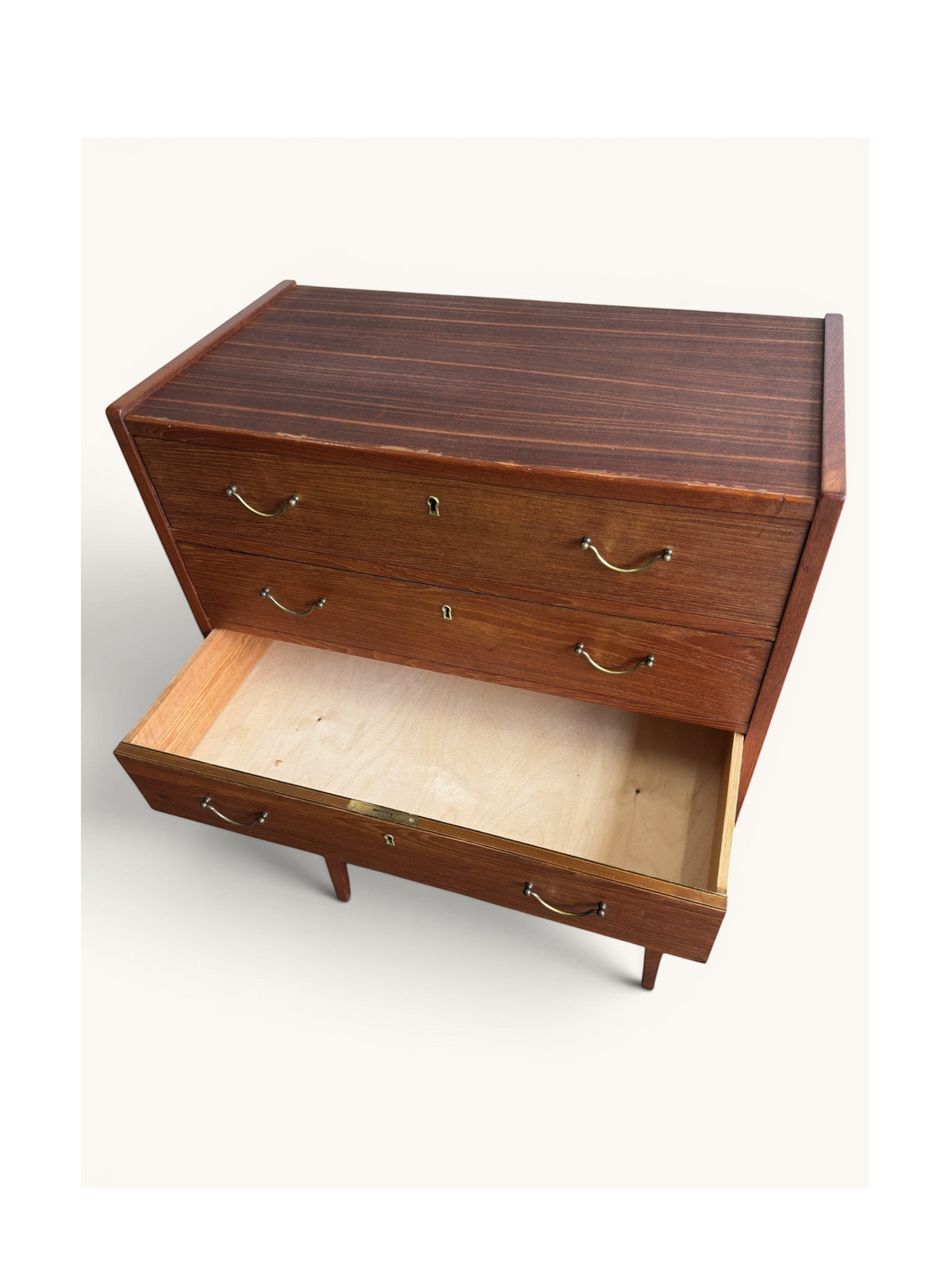 tessvintage Deense vintage ladekast van teakhout met zes lades, messing grepen en tapse pootjes, bovenaanzicht.