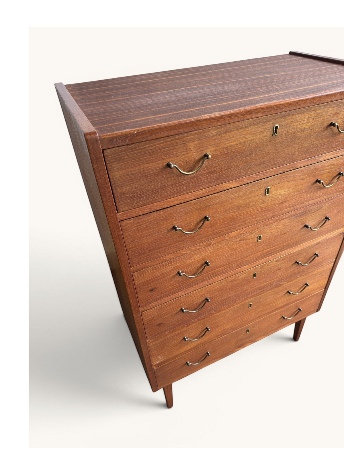 tessvintage Deense vintage tallboy ladekast van teakhout met zes lades en messing grepen op tapse pootjes