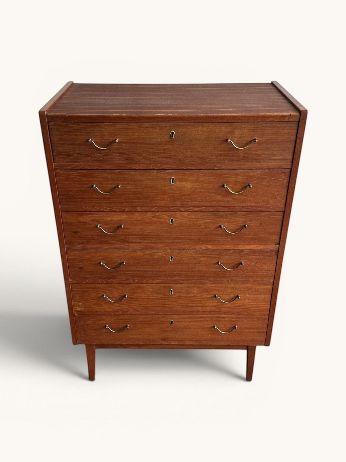 tessvintage Deense tallboy ladekast van teakhout met zes lades, messing grepen en tapse pootjes uit de jaren 60