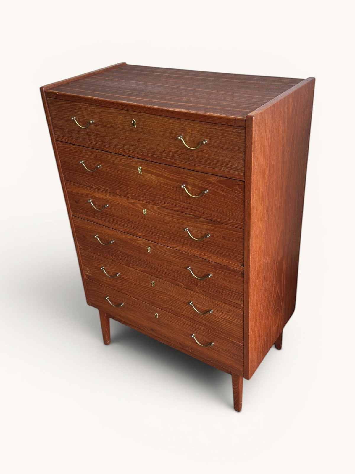 tessvintage Deense tallboy ladekast van teakhout met zes lades, messing grepen en tapse pootjes uit de jaren 60.