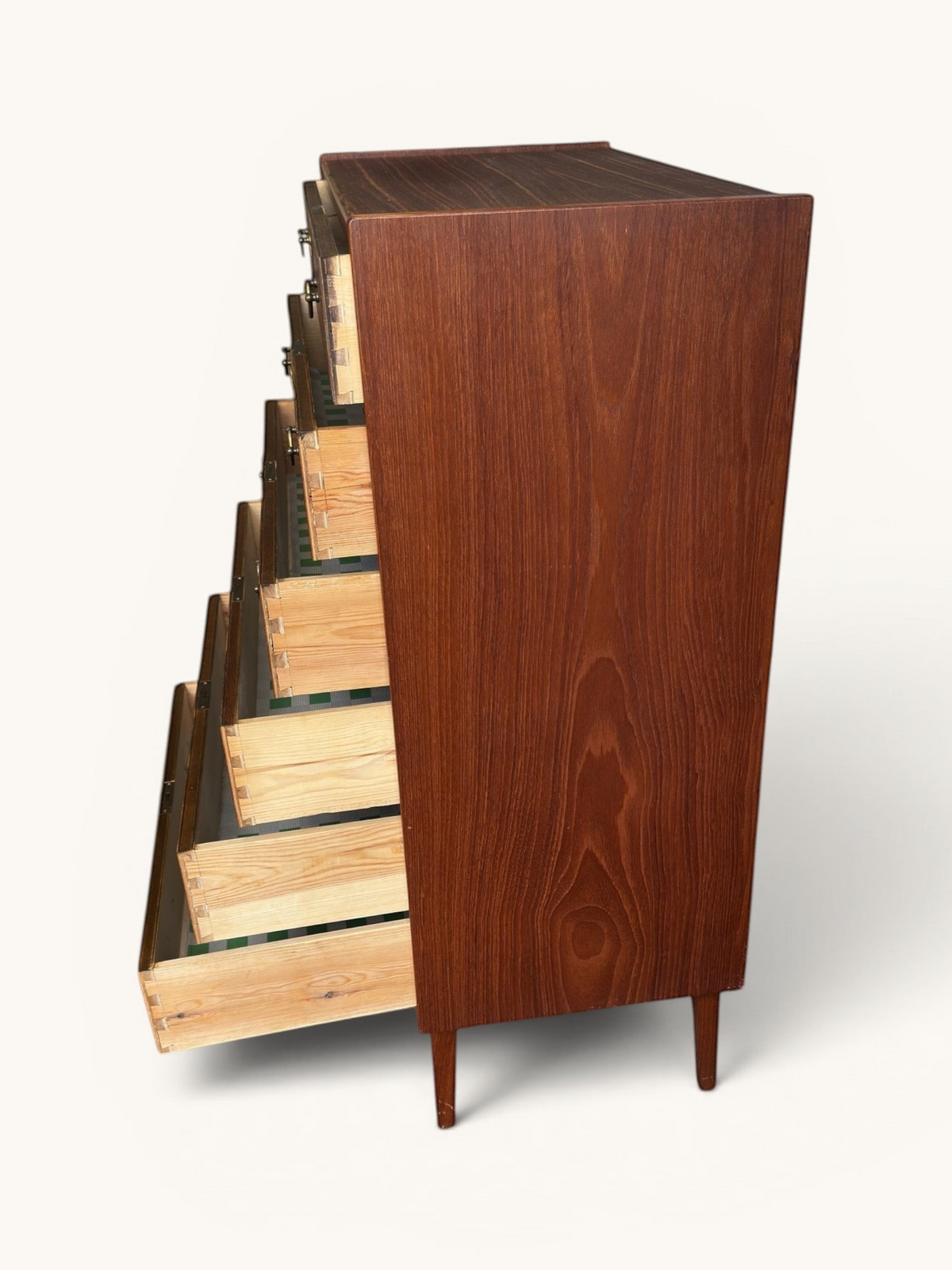 tessvintage Deense tallboy ladekast van teakhout met zes lades en messing greepjes in een vintage jaren 60 stijl