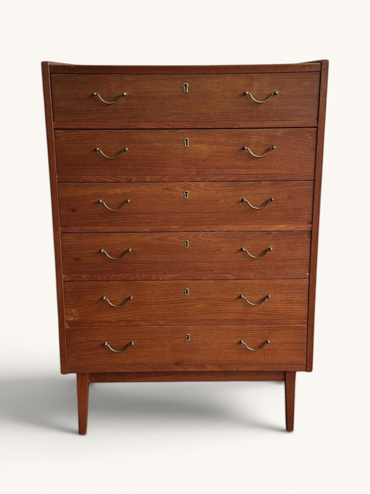 tessvintage vintage Deense tallboy ladekast van teakhout met zes lades, messing grepen en tapse pootjes uit de jaren 60