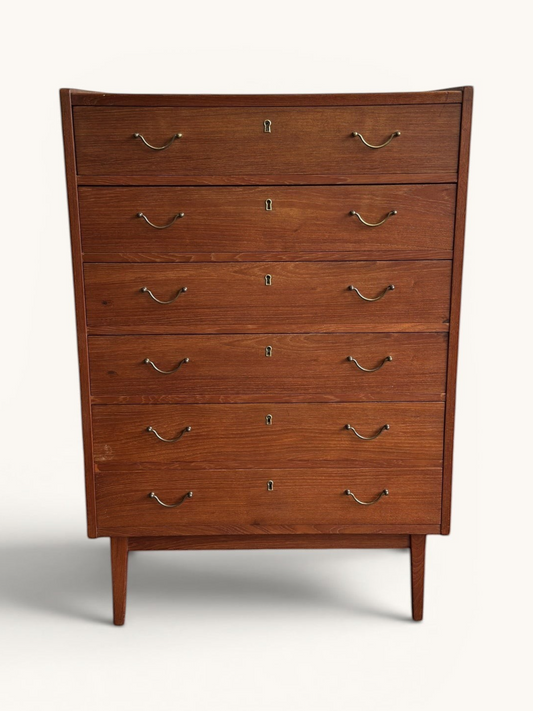 tessvintage vintage Deense tallboy ladekast van teakhout met zes lades, messing grepen en tapse pootjes uit de jaren 60