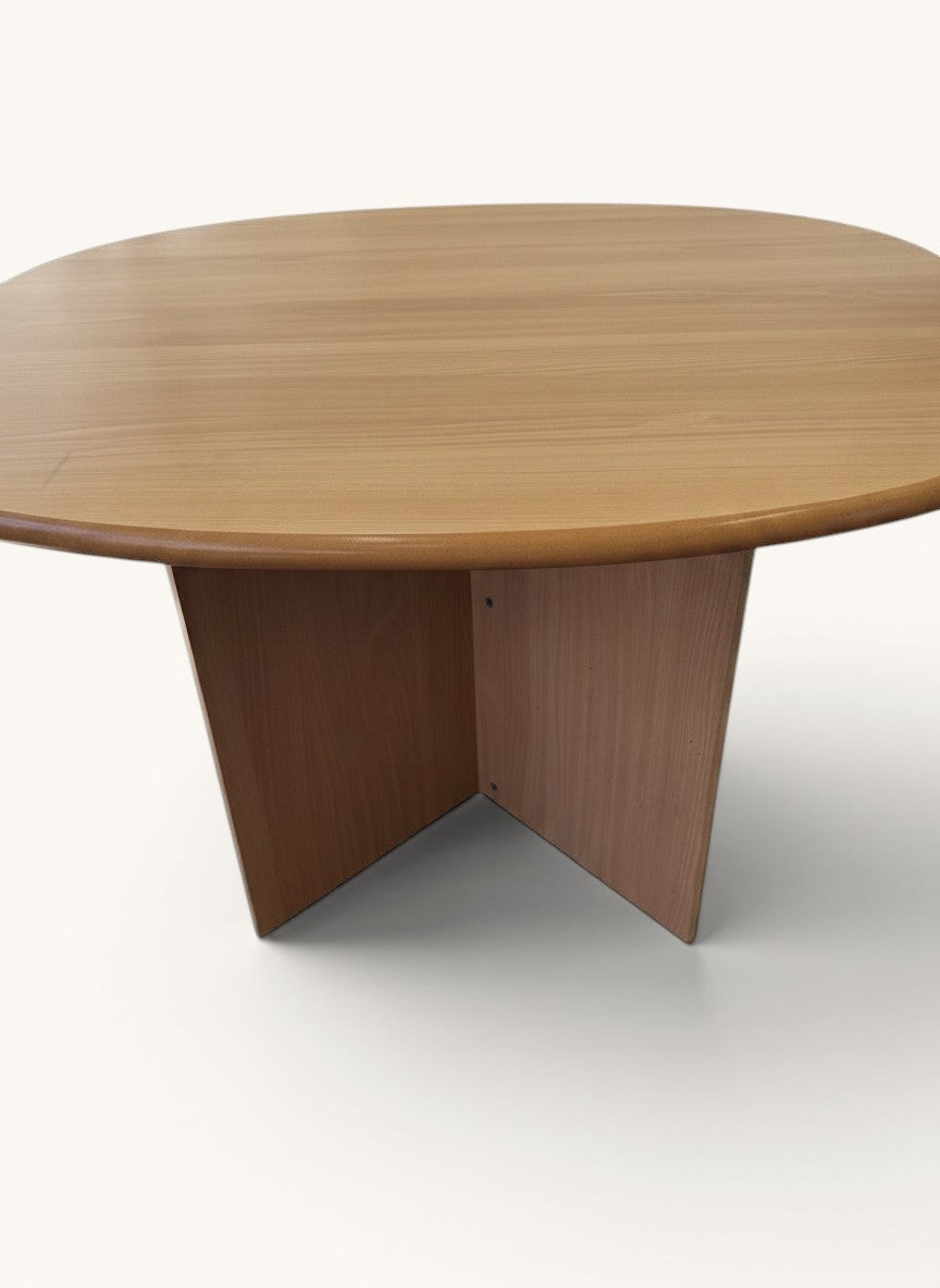 tessvintage Deense ovale eettafel van licht massief hout met unieke V-vormige poten in een vintage stijl