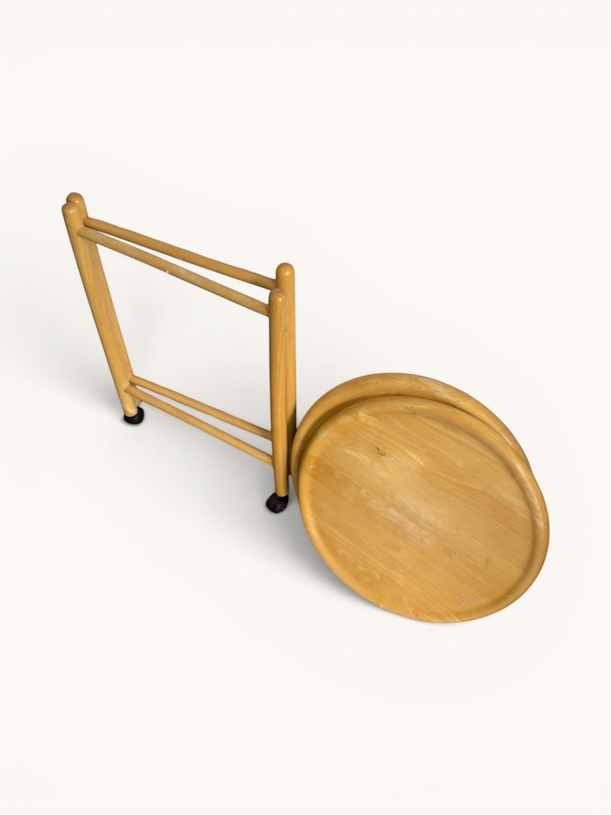 tessvintage ronde vintage houten trolley van Jens Quistgaard, inklapbaar ontwerp met beukenhout en zwarte wieltjes