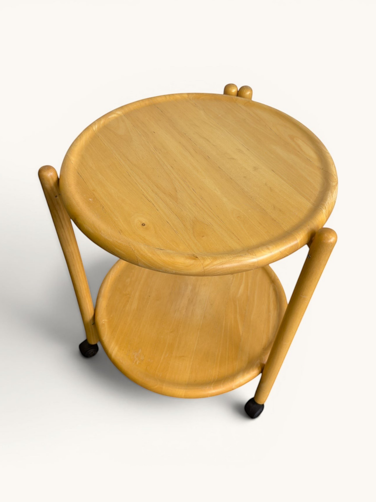 Ronde vintage houten trolley van tessvintage, ontworpen door Jens Quistgaard met twee bladen en zwarte wieltjes.