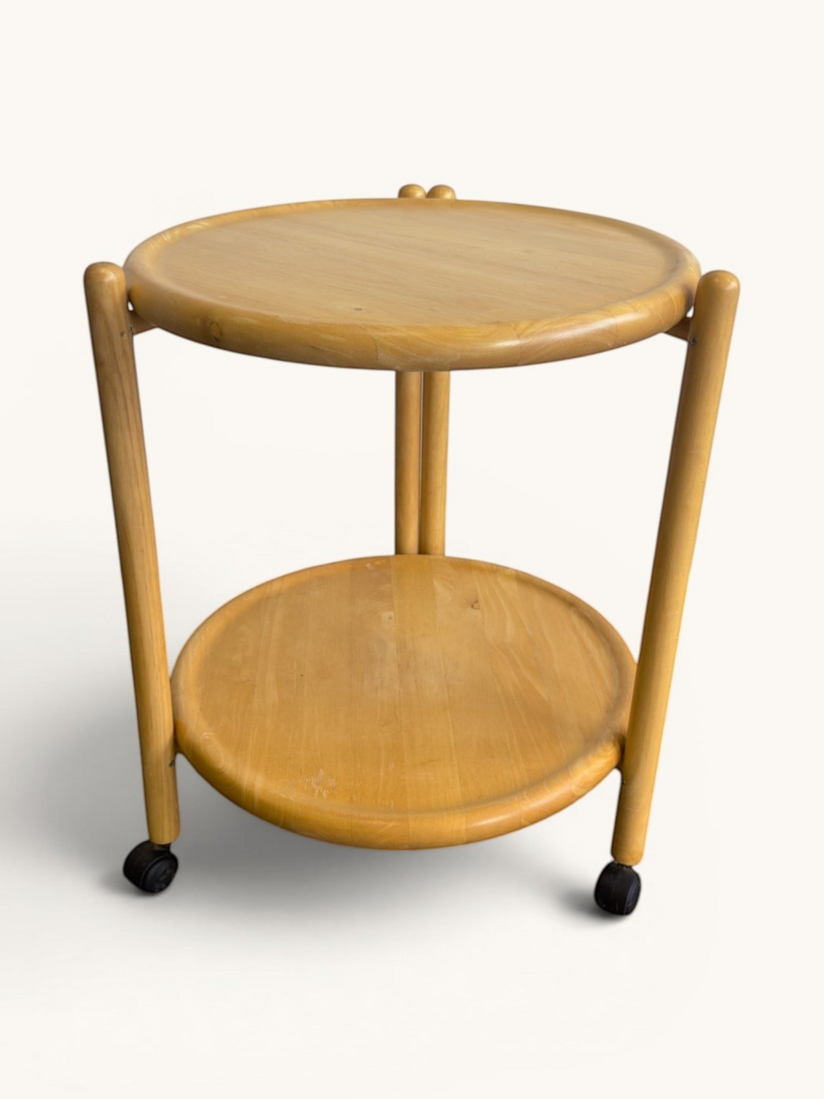 tessvintage ronde vintage trolley van Jens Quistgaard in licht beukenhout met twee bladen en zwarte wieltjes