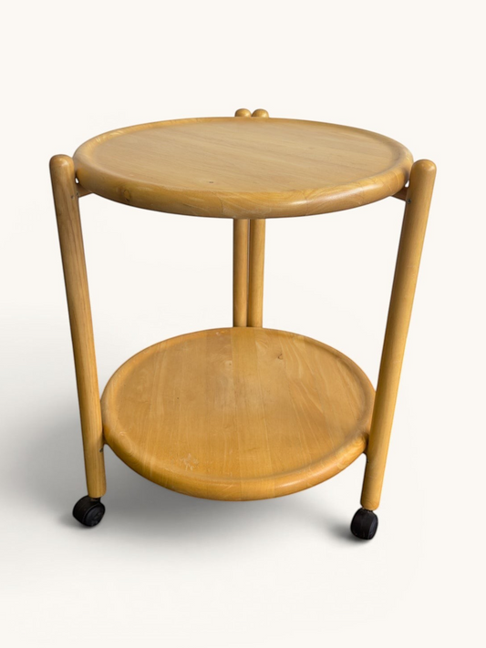 tessvintage ronde vintage trolley van Jens Quistgaard in licht beukenhout met twee bladen en zwarte wieltjes