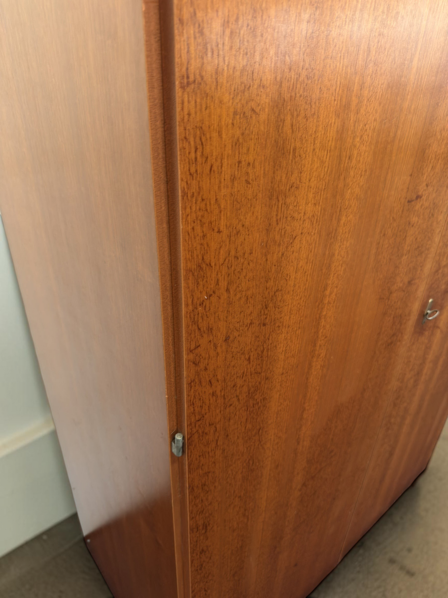 tessvintage vintage kledingkast van teakfineer met afsluitbare deuren en zichtbare houtnerf