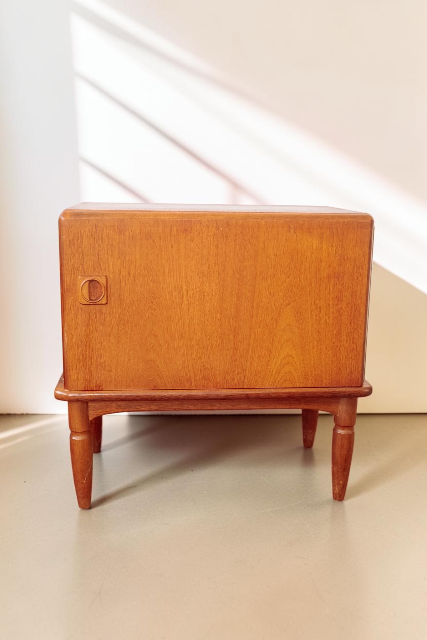 tessvintage teak nachtkastje uit de jaren 60 met ronde houten handgreep en conische poten