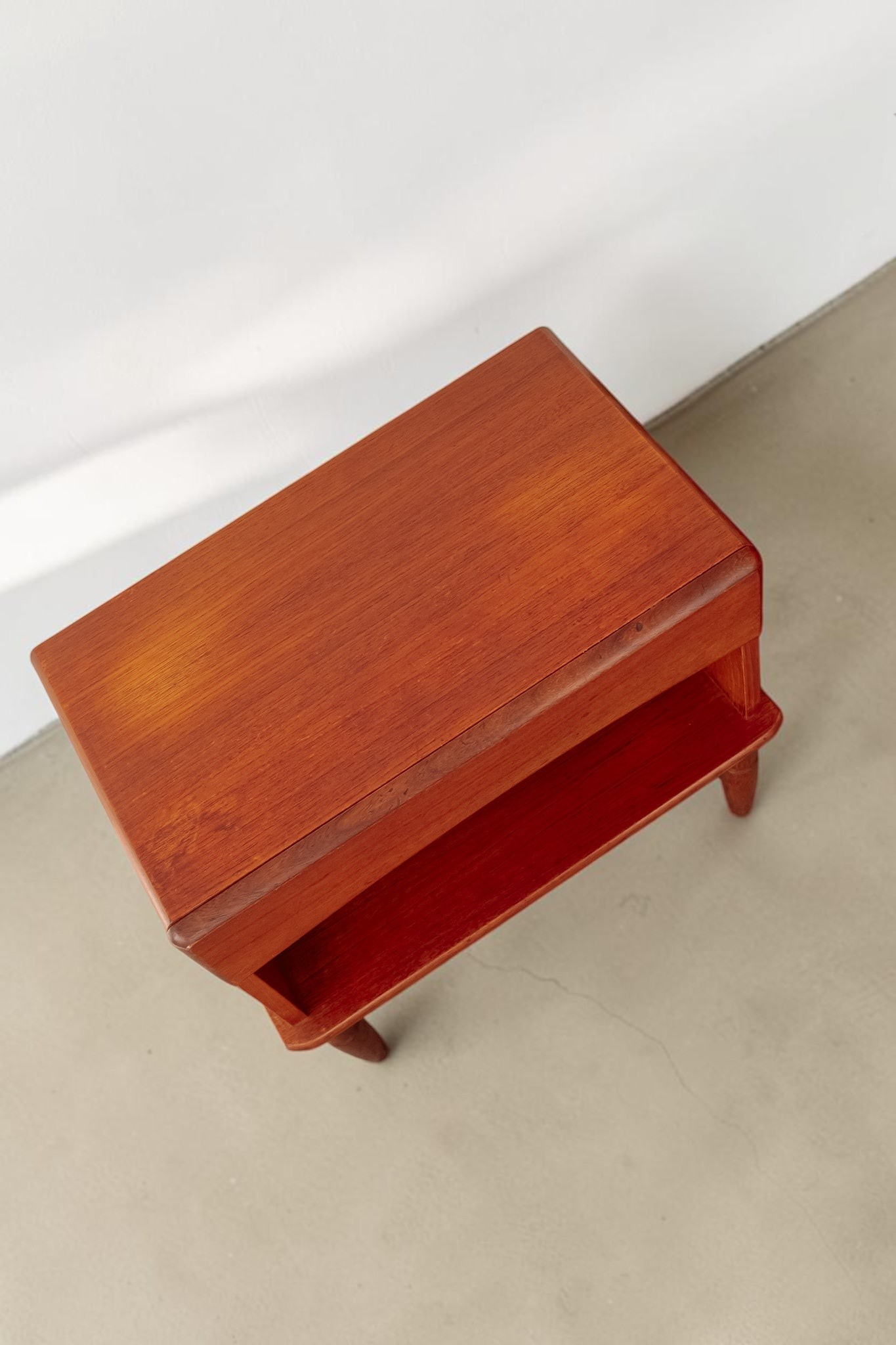 tessvintage Top Form teak nachtkastje uit de jaren 60 met lade en open vak op conische poten