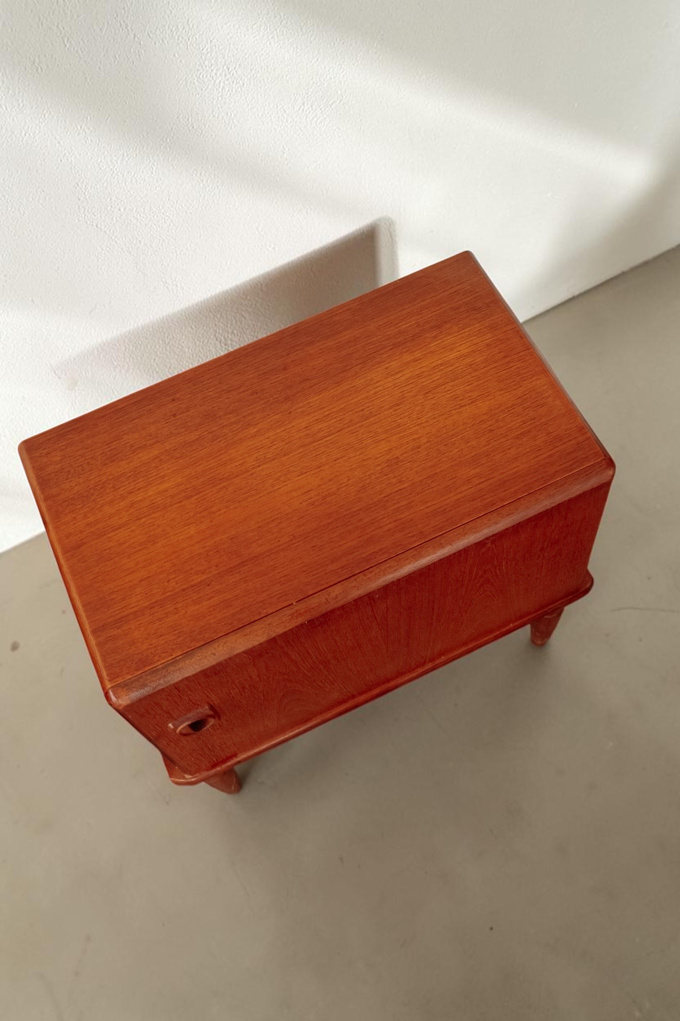 tessvintage Top Form nachtkastje van teakhout met ronde handgreep en conische poten uit de jaren 60