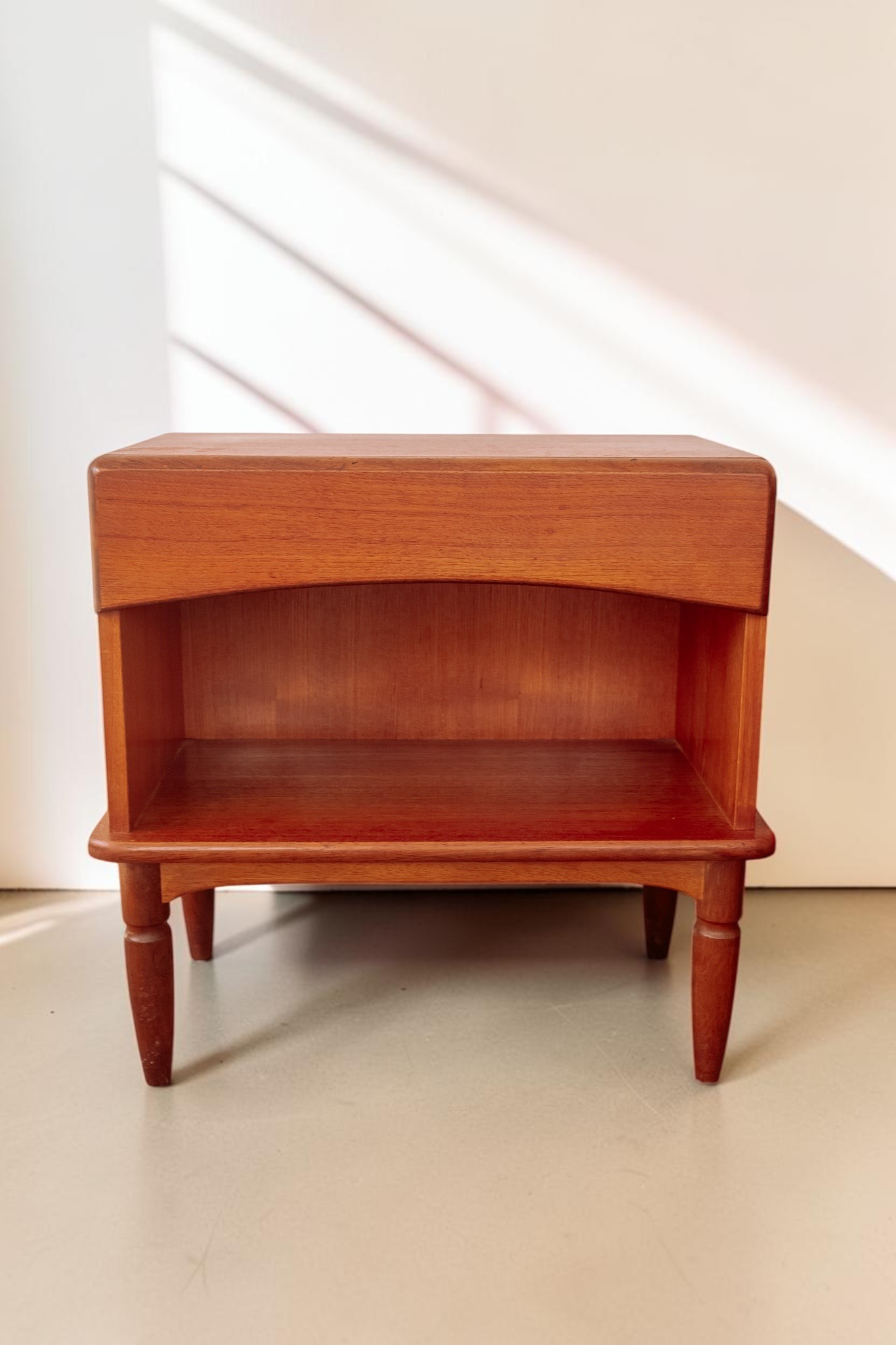 tessvintage teak nachtkastje van Top Form uit de jaren 60 met open vak en conische poten in warme houtkleur