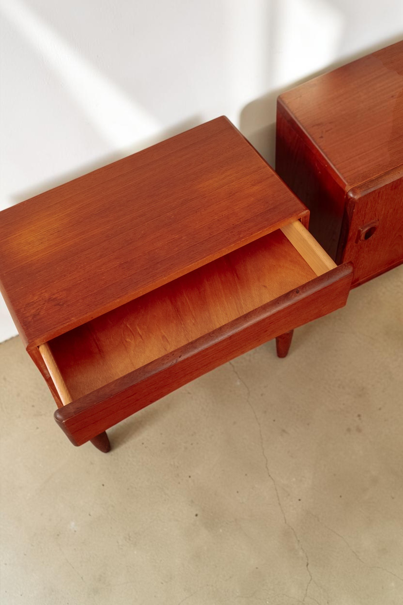 tessvintage set van twee vintage teak nachtkastjes uit de jaren 60 met lade en conische poten