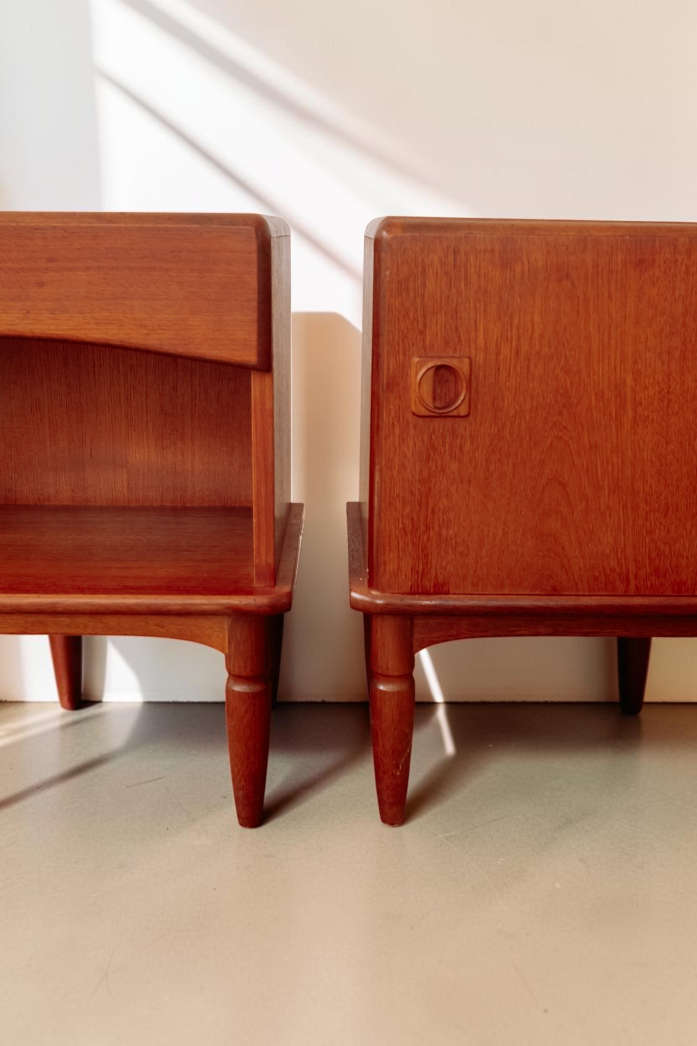 Set van twee vintage tessvintage teak nachtkastjes uit de jaren 60 met conische poten en kenmerkende houten greep.