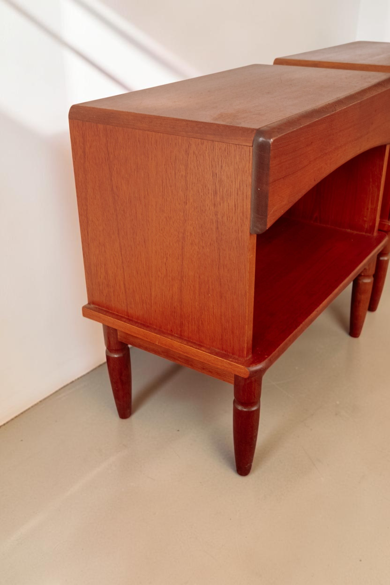 tessvintage set van twee vintage teak nachtkastjes uit de jaren 60 met conische poten in een warme houtkleur