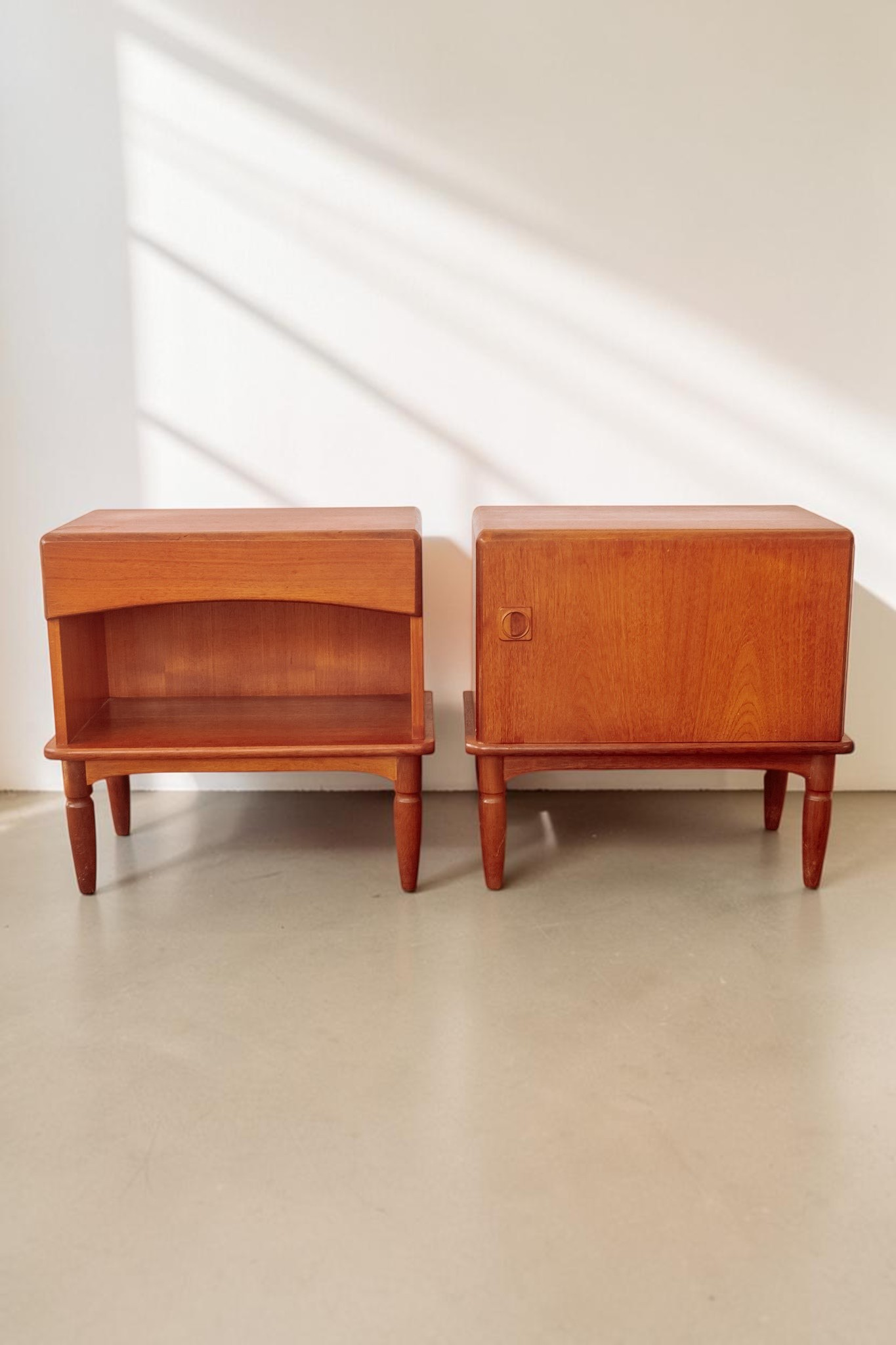 Set van twee tessvintage teak nachtkastjes uit de jaren 60 met conische poten en een kenmerkende ronde handgreep.