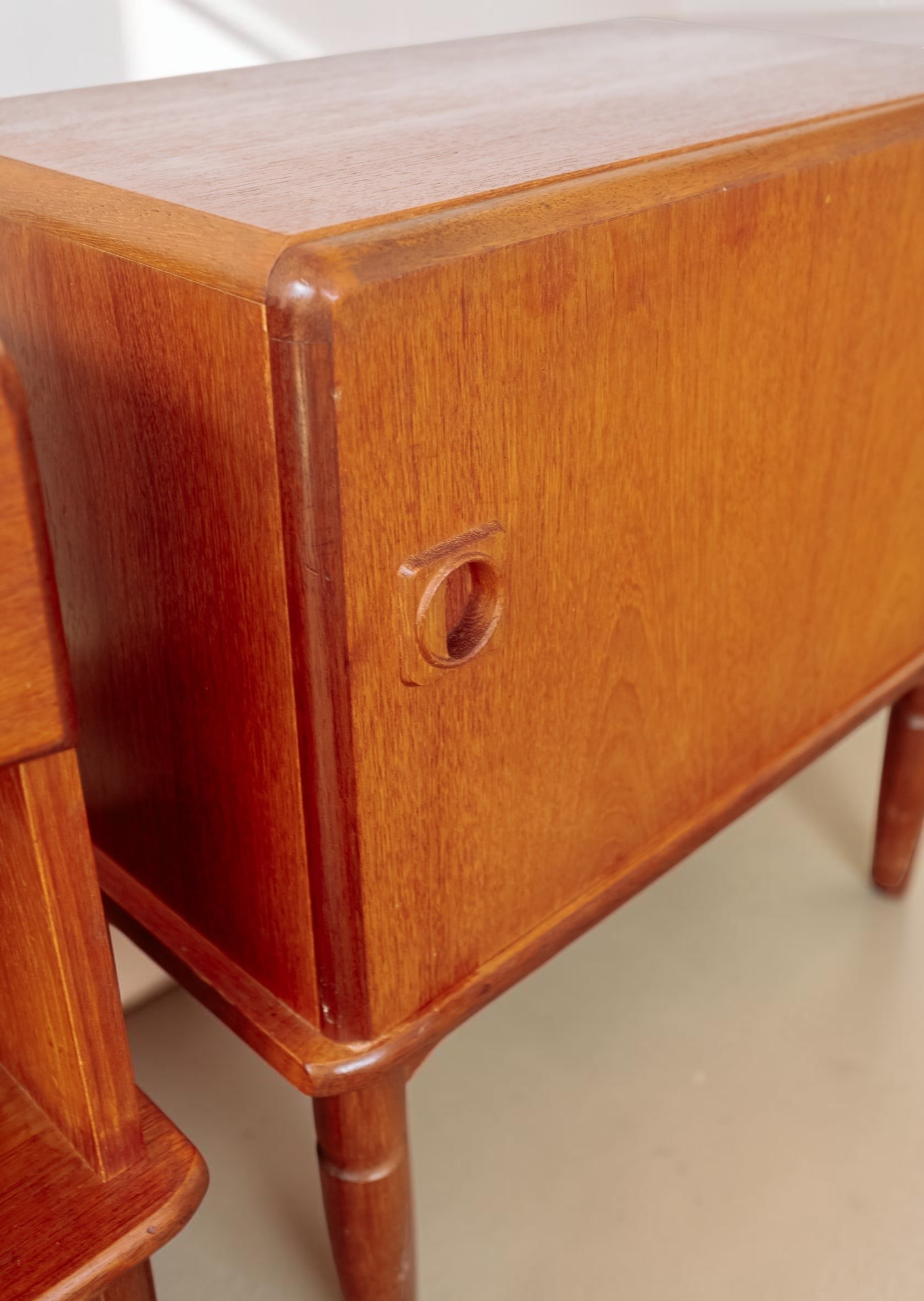 tessvintage set van twee vintage Top Form teak nachtkastjes met ronde houten handgreep en conische poten
