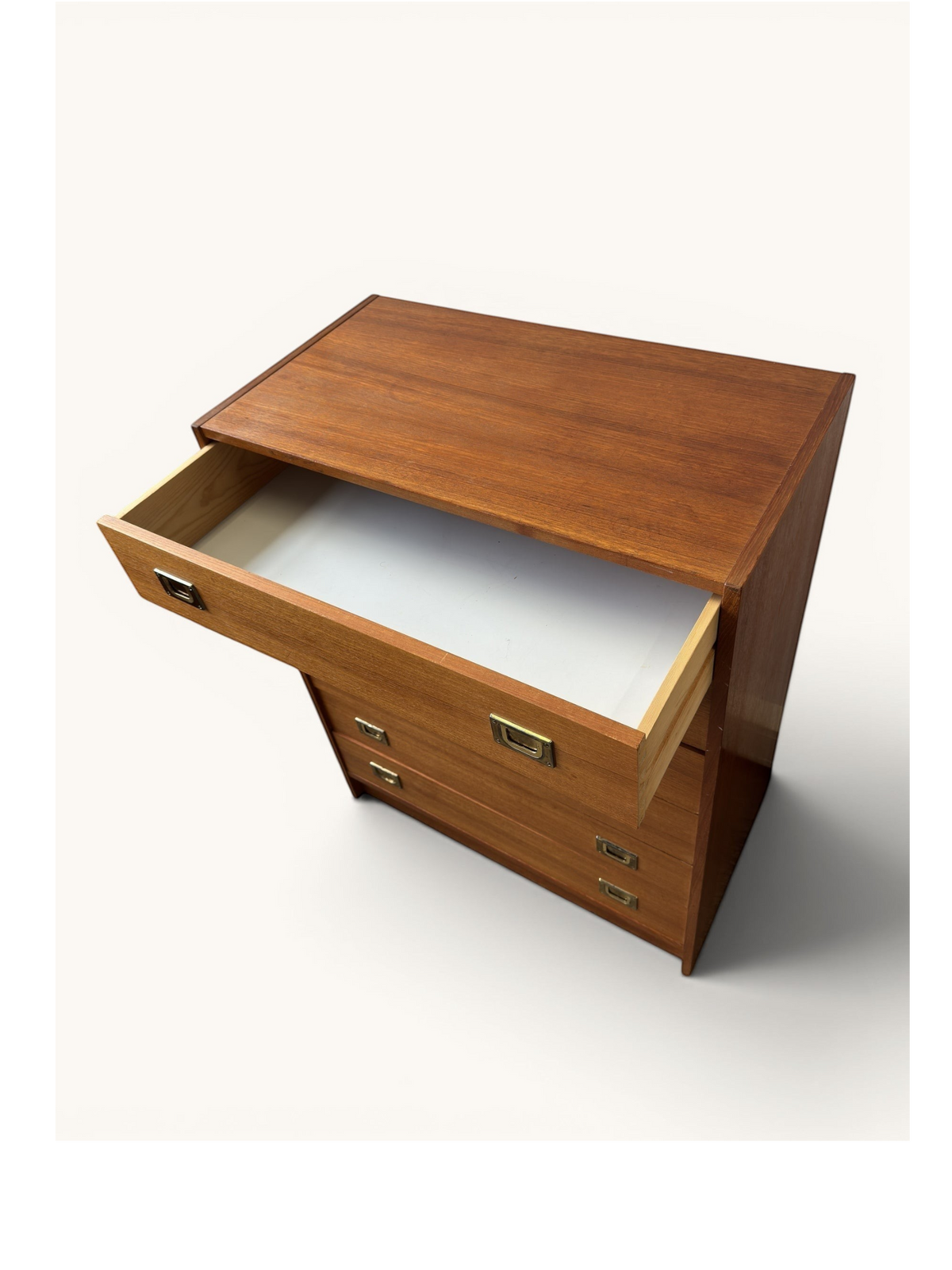 tessvintage vintage Deense ladekast van teakhout met messing greepjes en een geopende lade