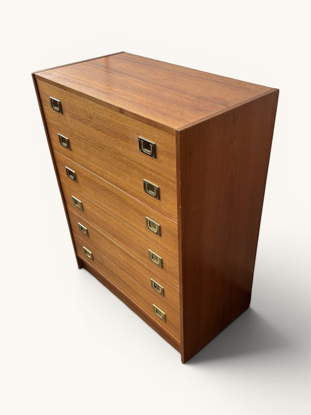 tessvintage vintage Deense ladekast van teakhout met zes laden en messing inbouwgreepjes in een strak design