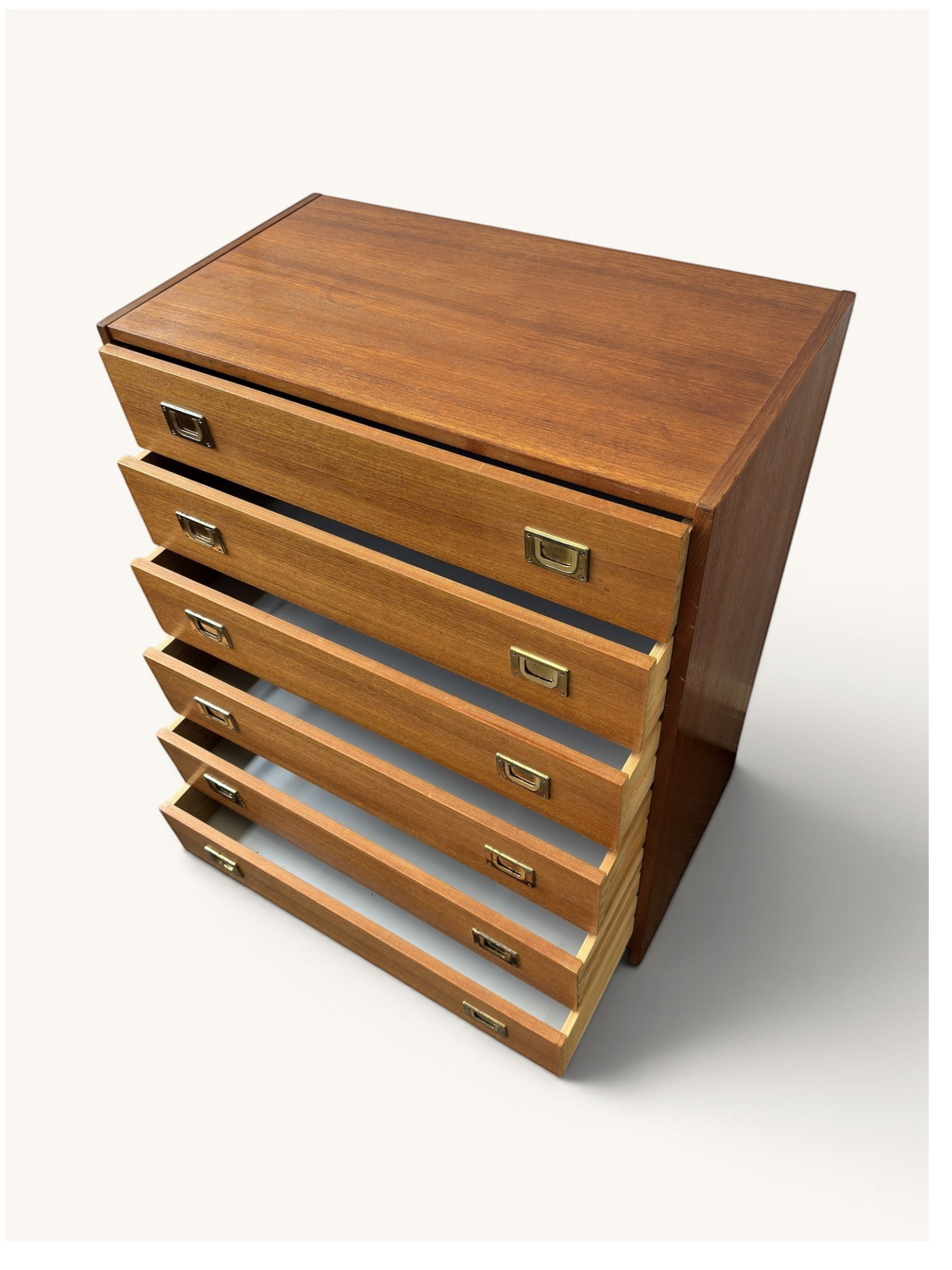 tessvintage Deense vintage ladekast van teakhout met zes laden en messing inbouwgreepjes