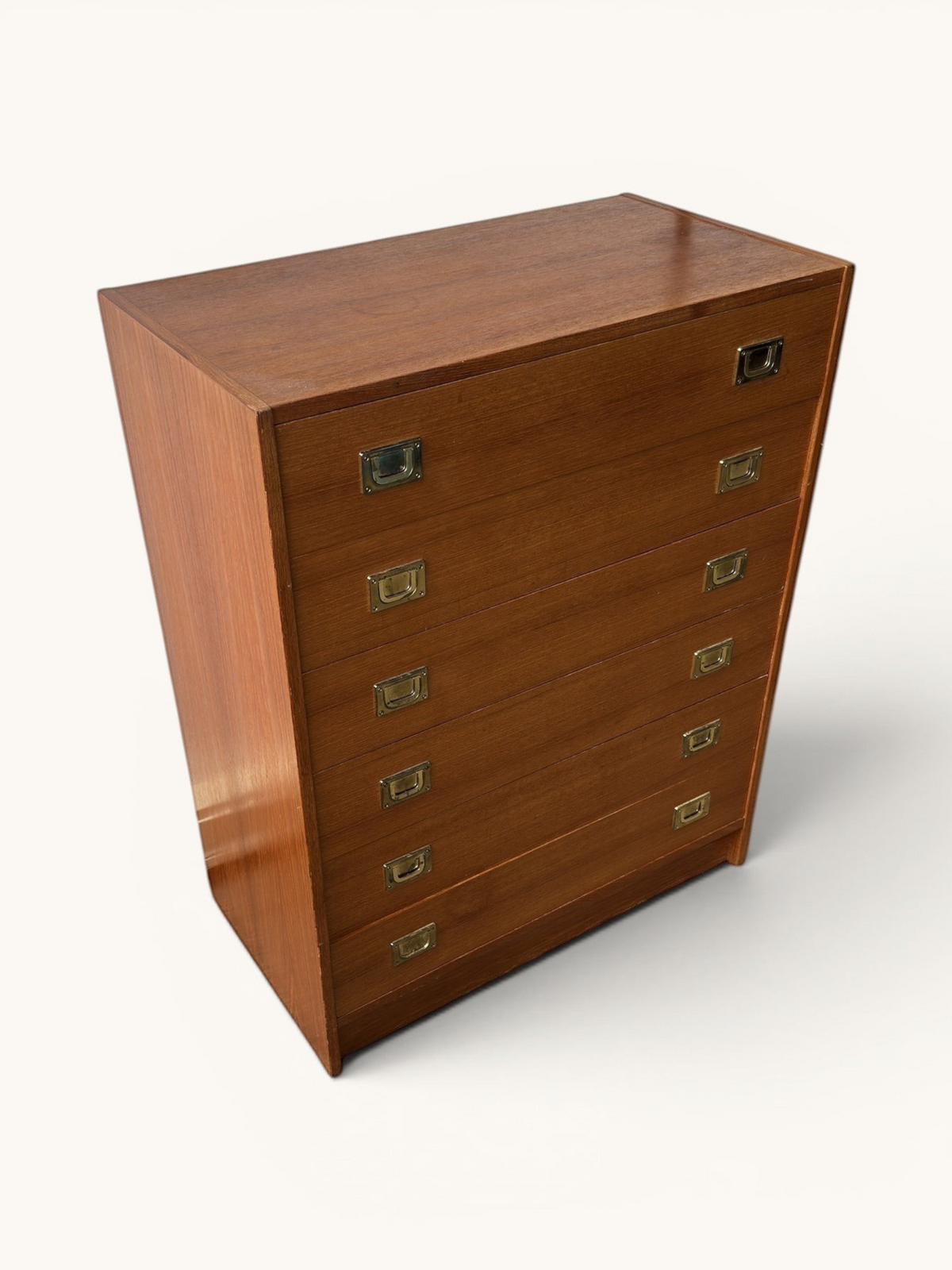 tessvintage Deense vintage ladekast van teakhout met zes laden en messing inbouwgreepjes in een strak design