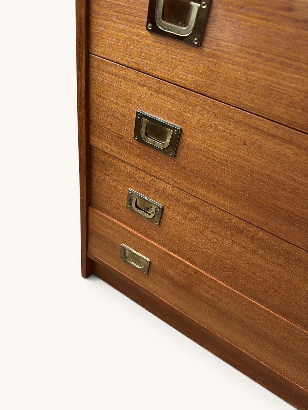 tessvintage vintage Deense ladekast van teakfineer met messing inbouwgreepjes en zes lades