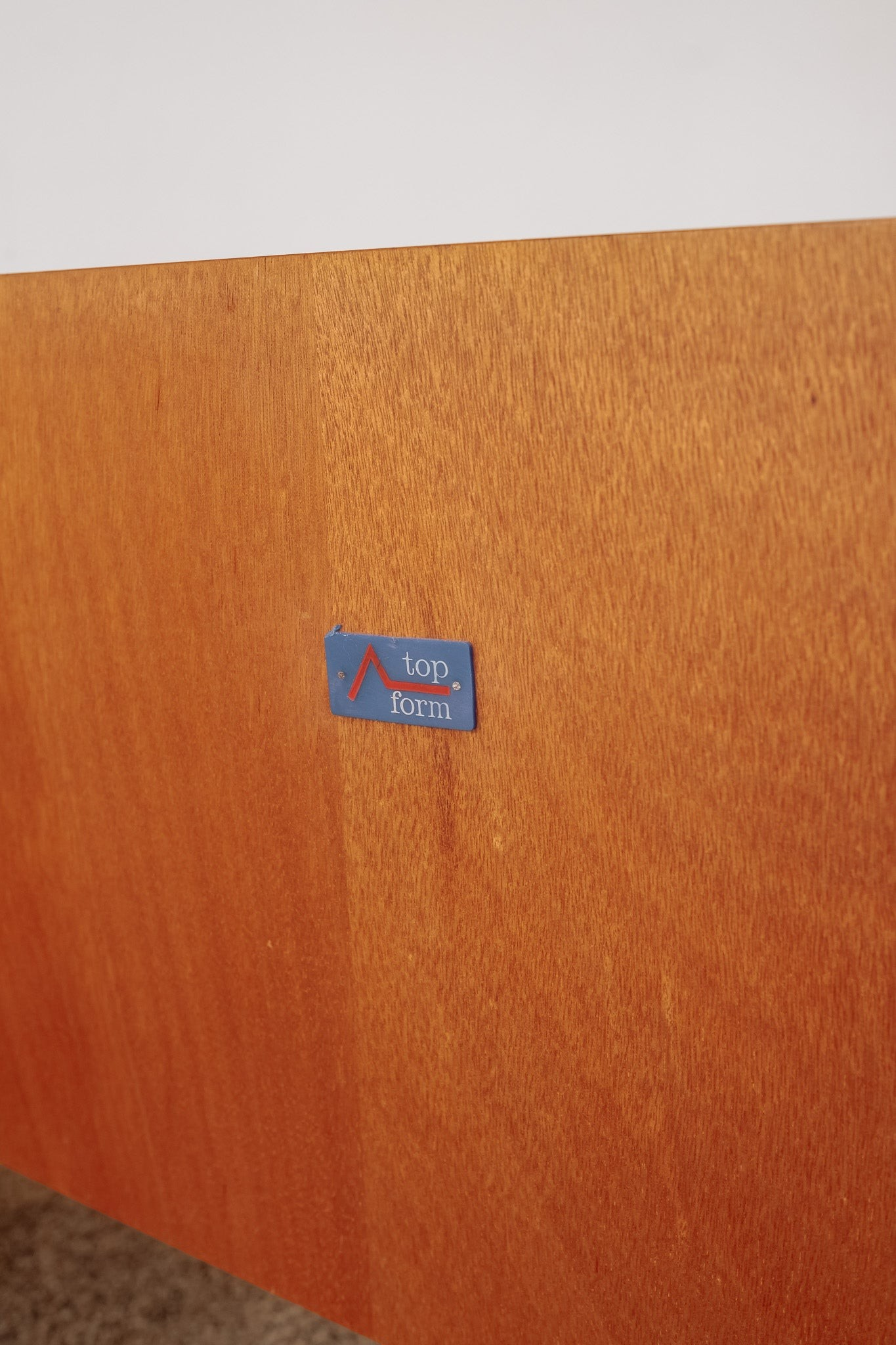 tessvintage Top Form merklabel op een vintage teakhouten nachtkastje uit de jaren 60