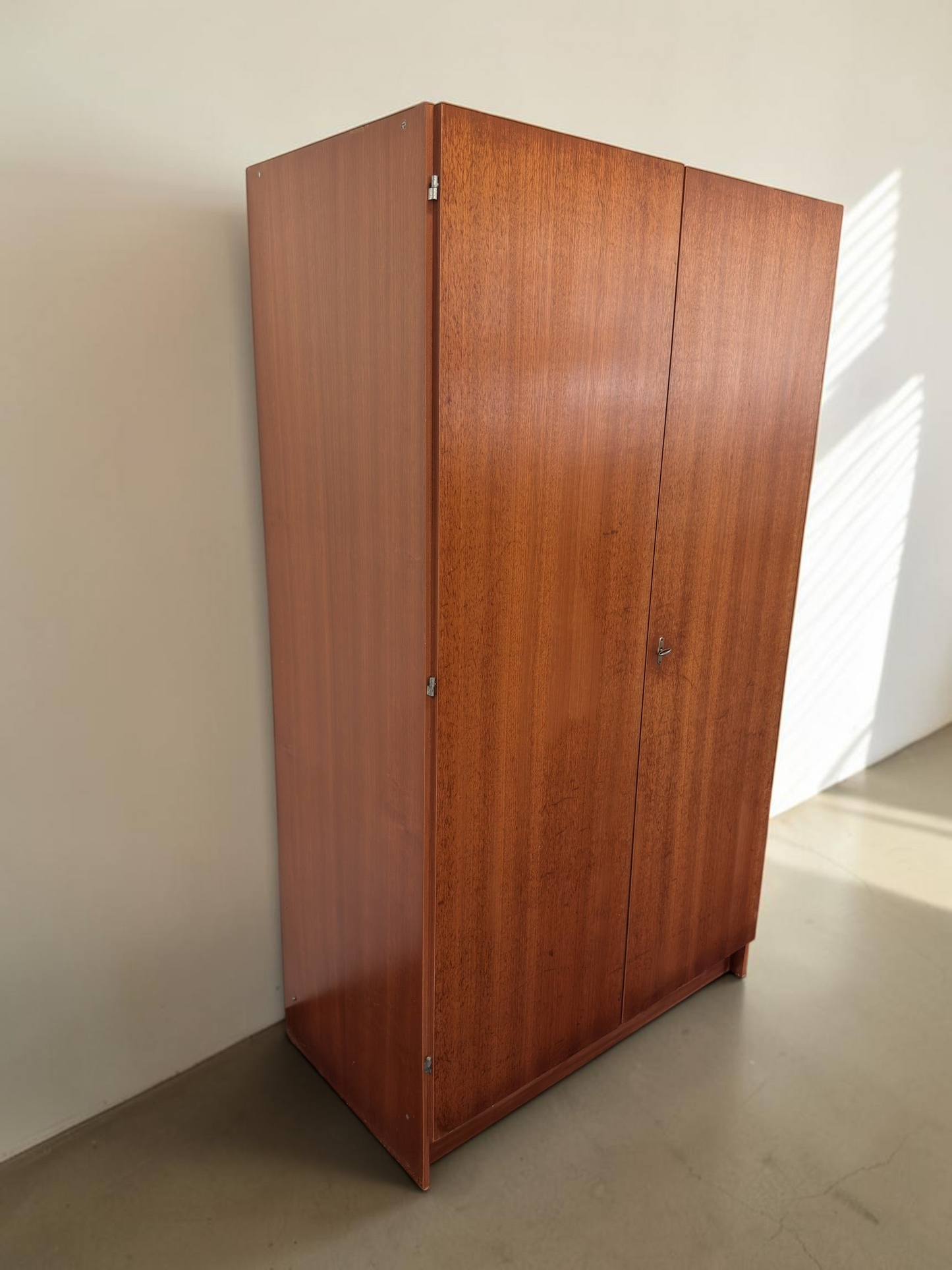 tessvintage vintage garderobekast van teakfineer met twee deuren en slot in een strak minimalistisch design