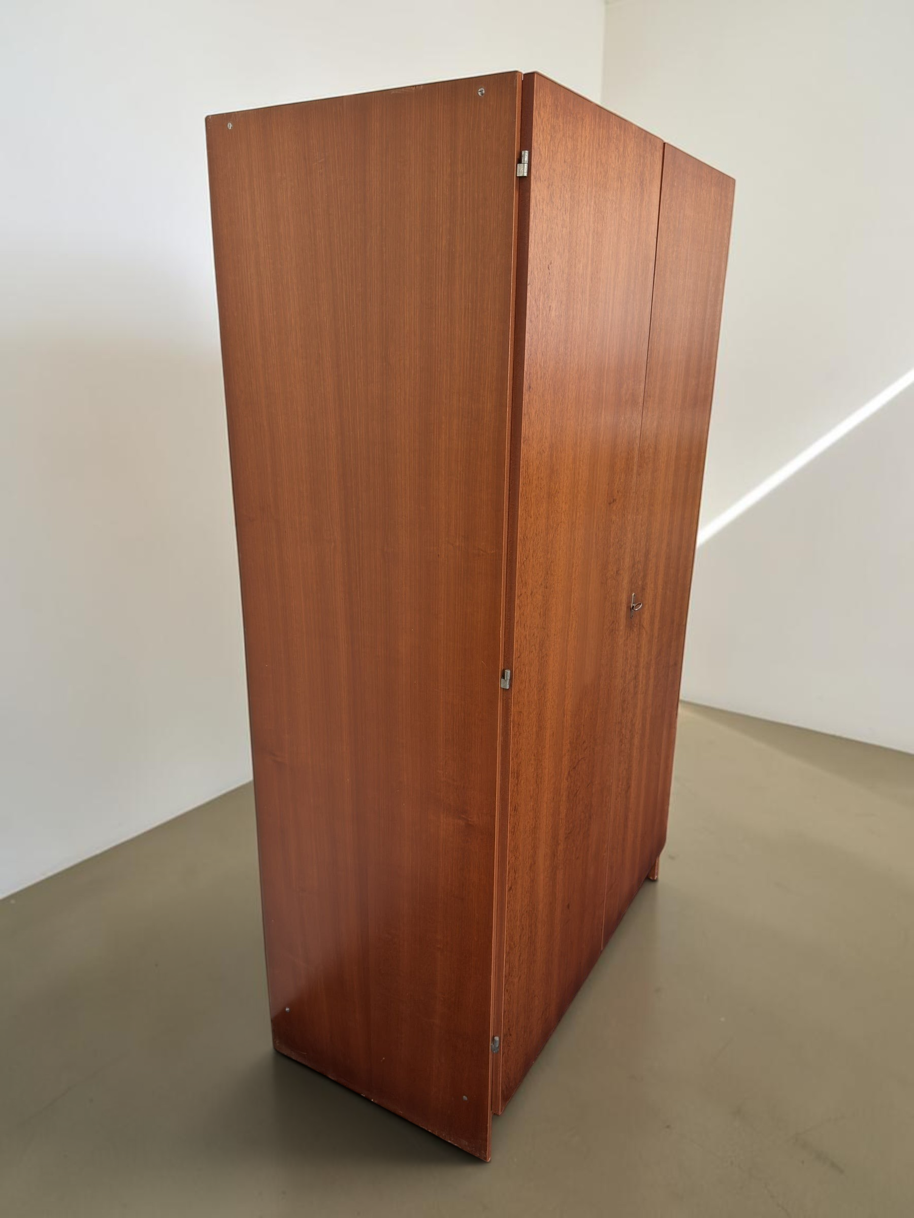 tessvintage vintage garderobekast van teakfineer met twee deuren en een strak minimalistisch design