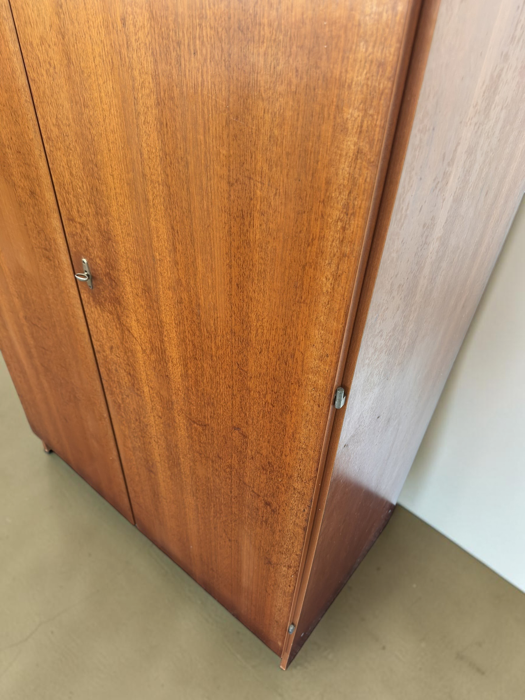 tessvintage vintage garderobekast van teakfineer met afsluitbare deuren en een warme houten uitstraling