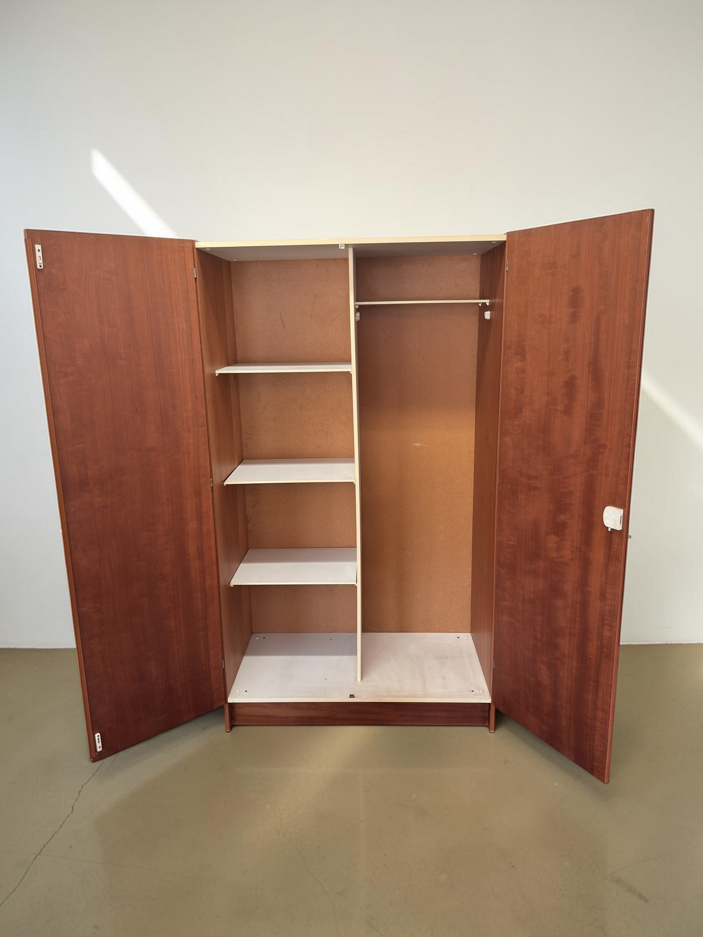 tessvintage vintage teak garderobekast met open deuren, legplanken en kledingroede in een strak interieur