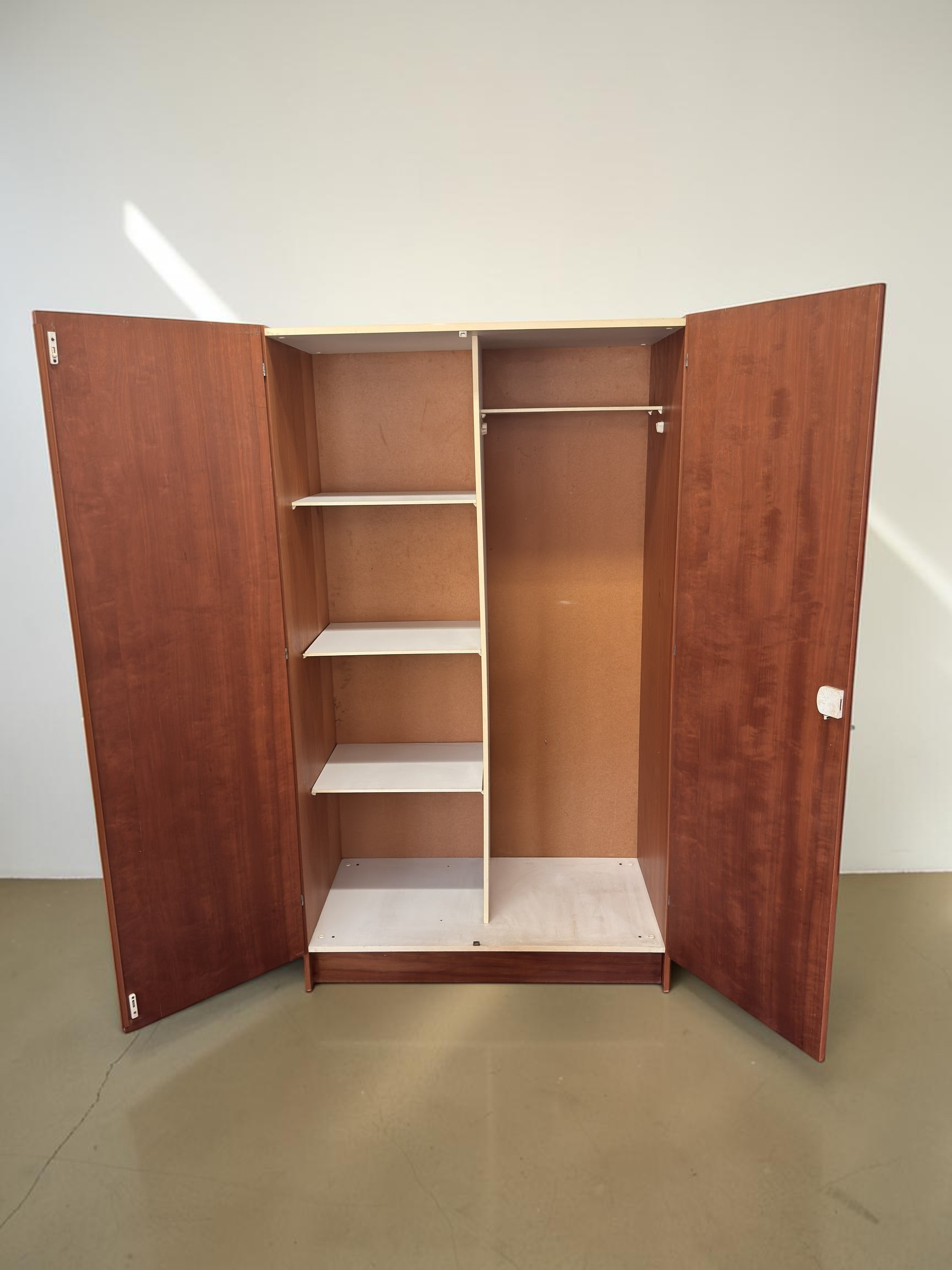tessvintage vintage teak garderobekast met open deuren, legplanken en kledingroede in een strak interieur
