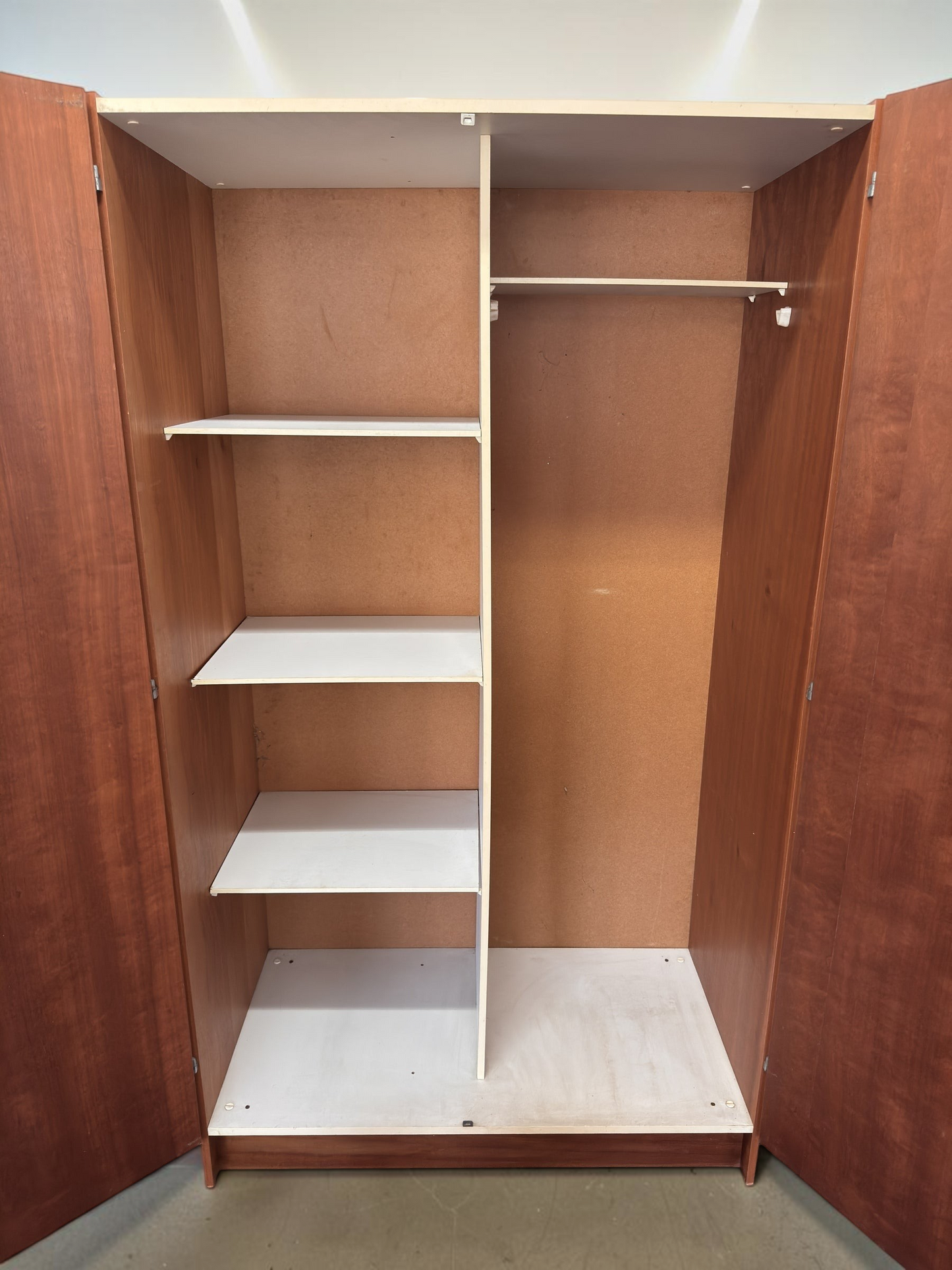 tessvintage vintage teak garderobekast met open deuren, witte legplanken en kledingroede in een stevige conditie