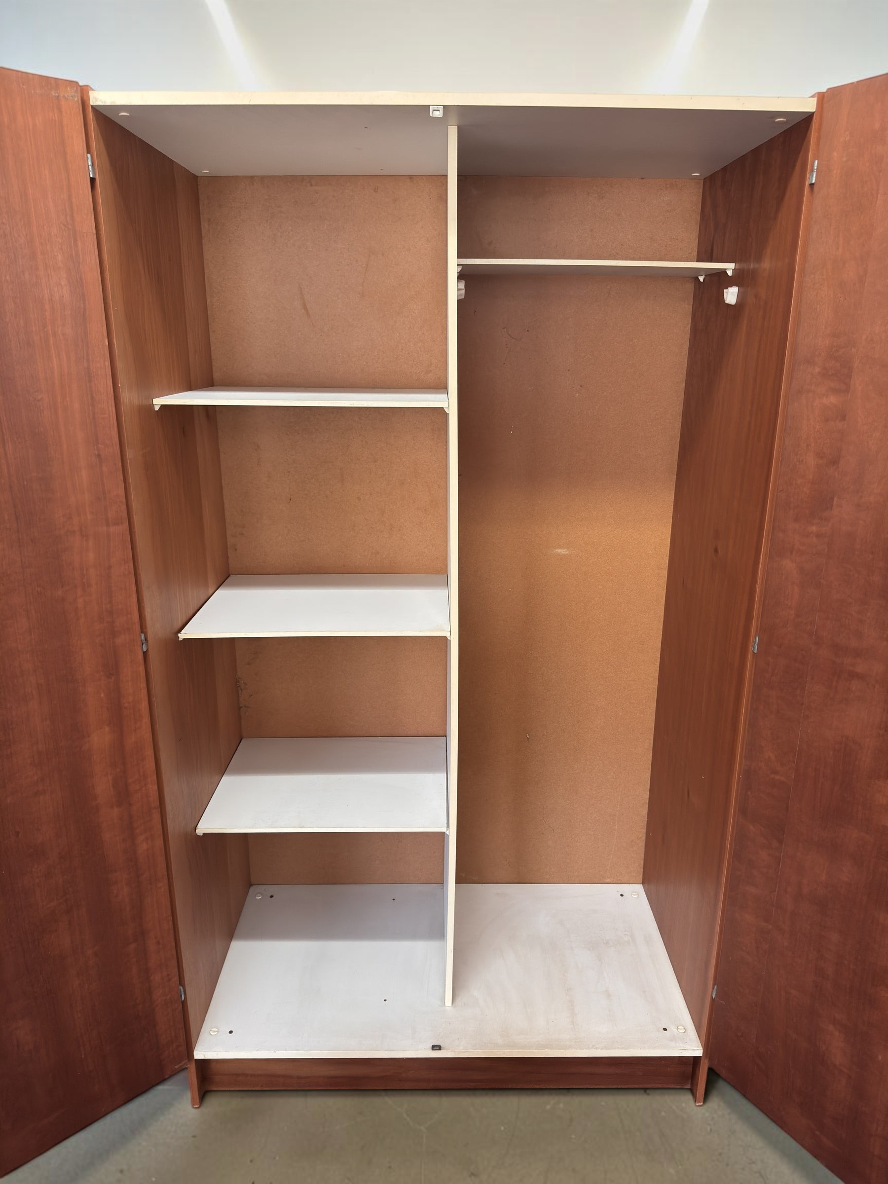 tessvintage vintage teak garderobekast met open deuren, witte legplanken en kledingroede in een stevige conditie