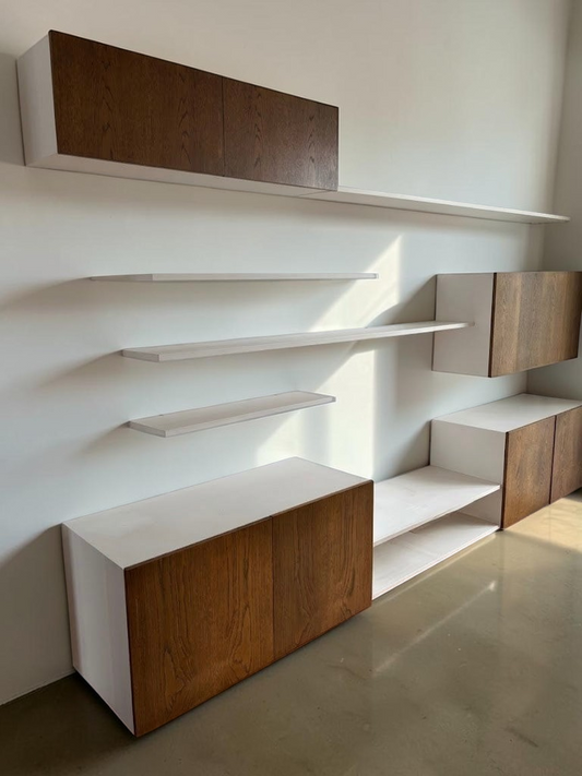 tessvintage modulair zwevend wandmeubel uit de jaren 70 met witte frames en houten fineer deurtjes
