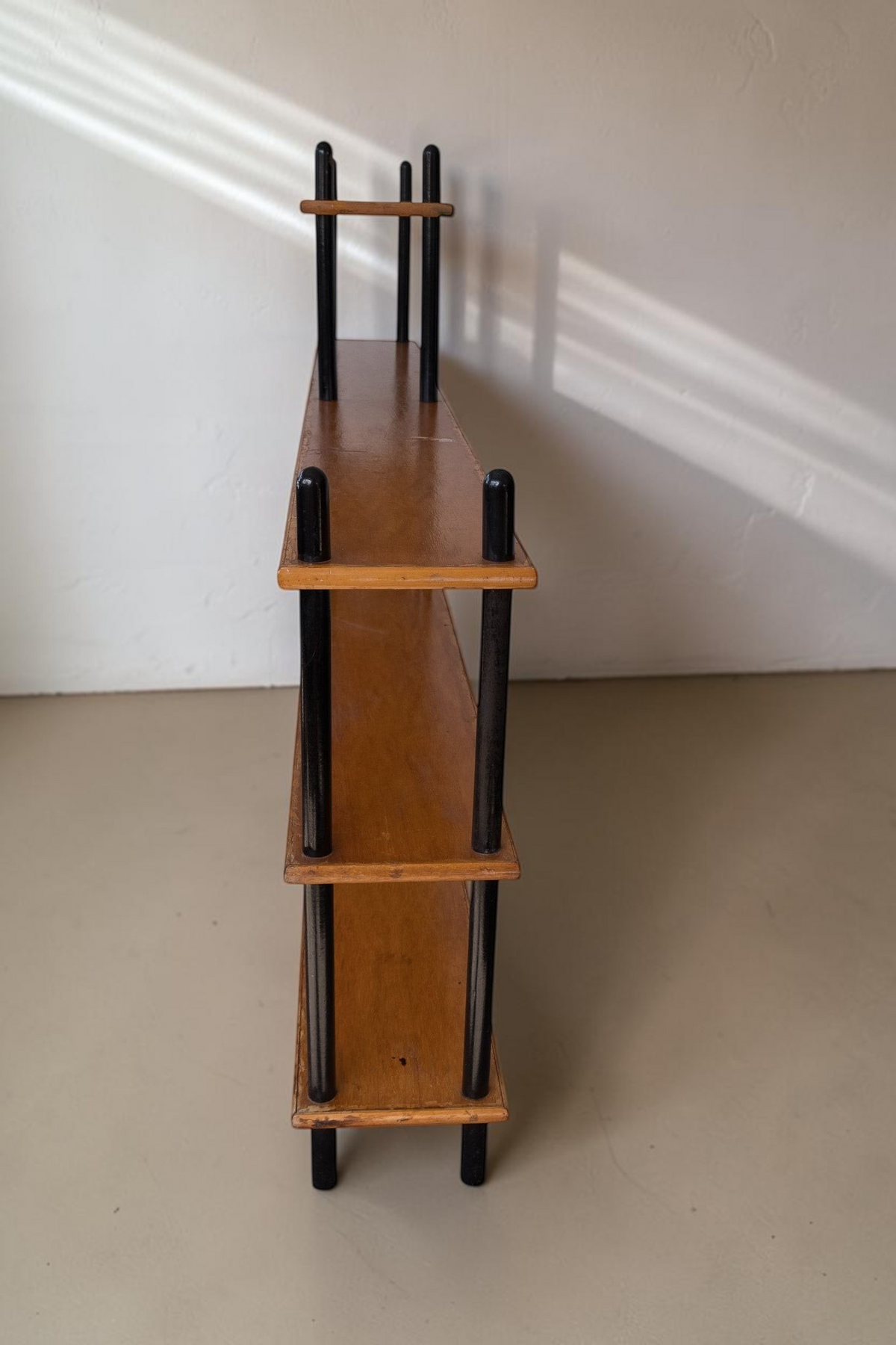 tessvintage 1960s Willem Lutjens wooden shelving unit with black lacquered poles, side profile view