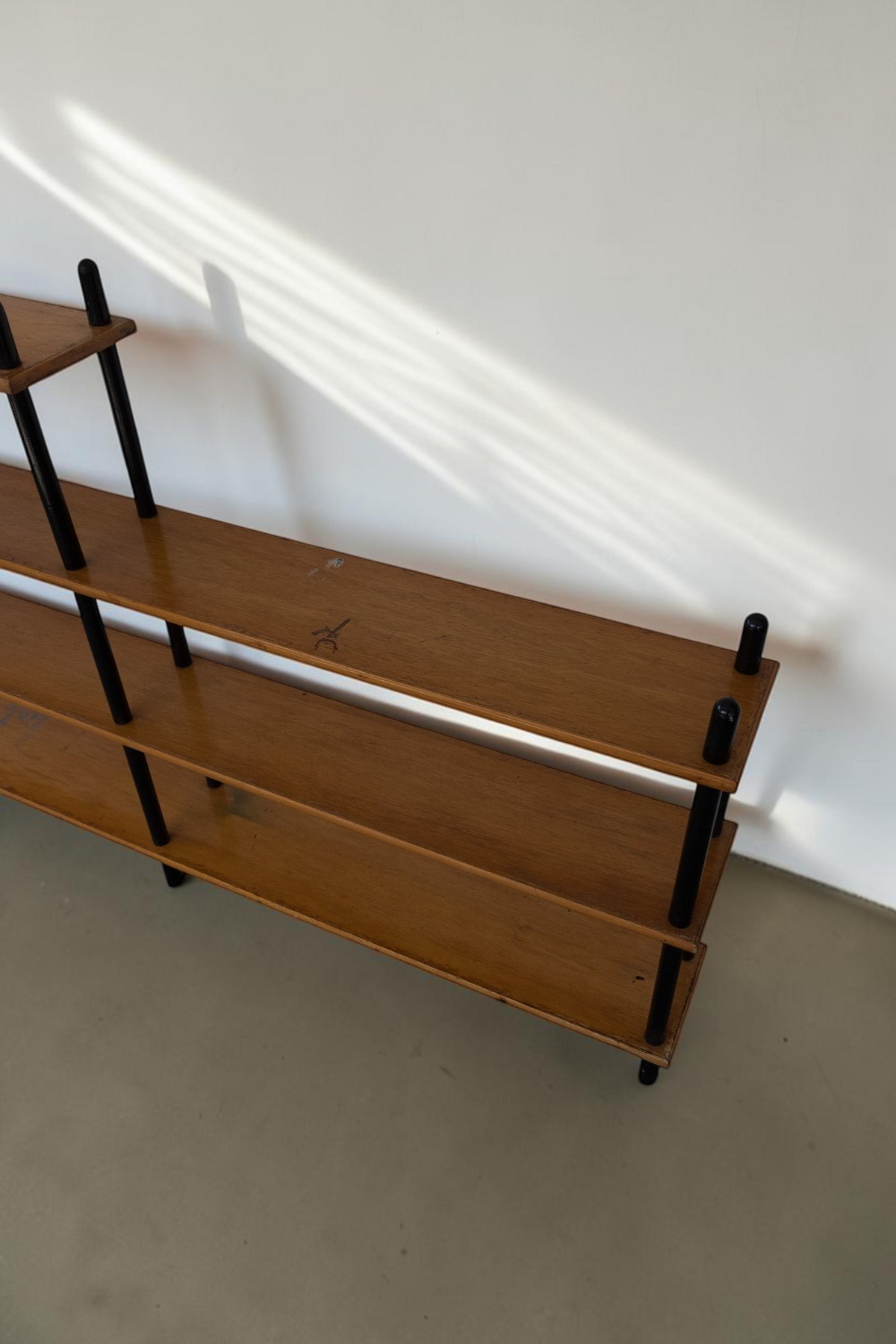 tessvintage 1960s vintage wooden shelving unit by Willem Lutjens with black lacquered supports and four tiers
