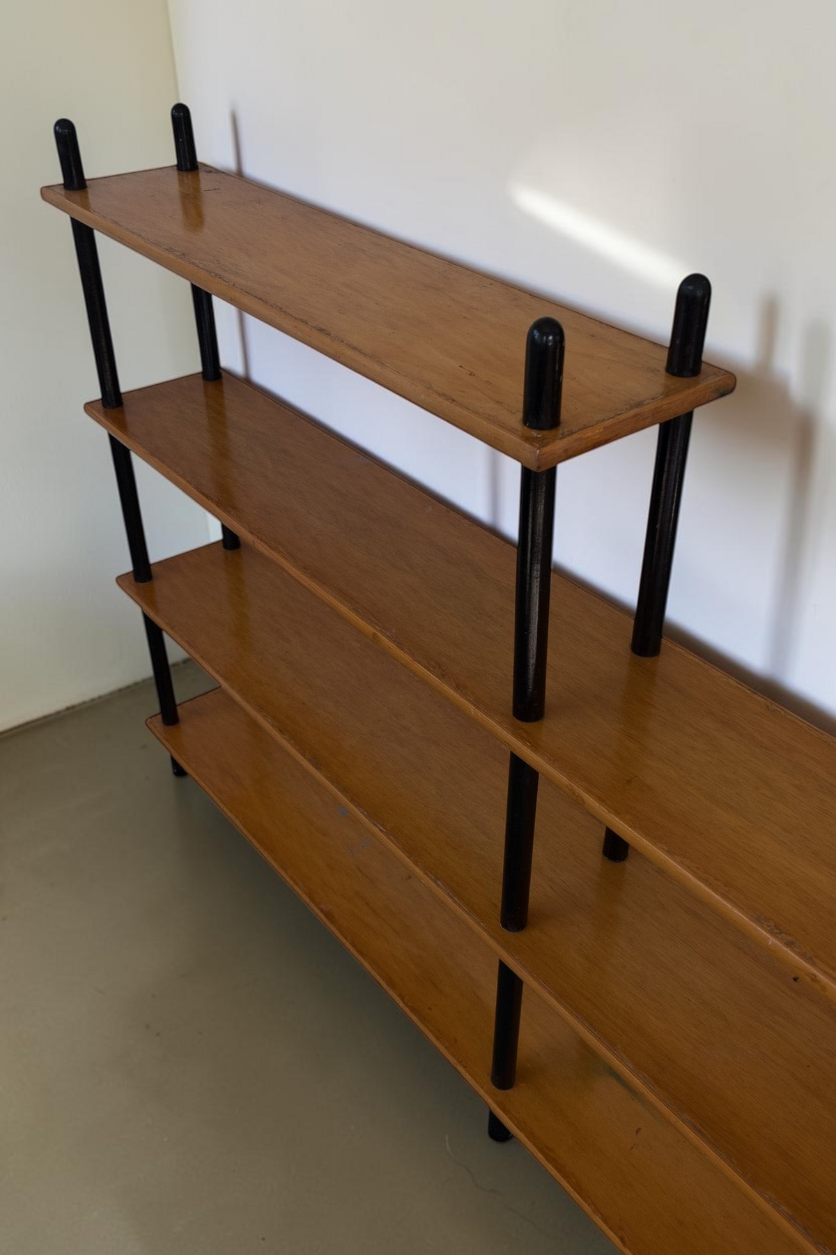 tessvintage 1960s vintage wooden shelving unit by Willem Lutjens with black lacquered poles and four tiered shelves