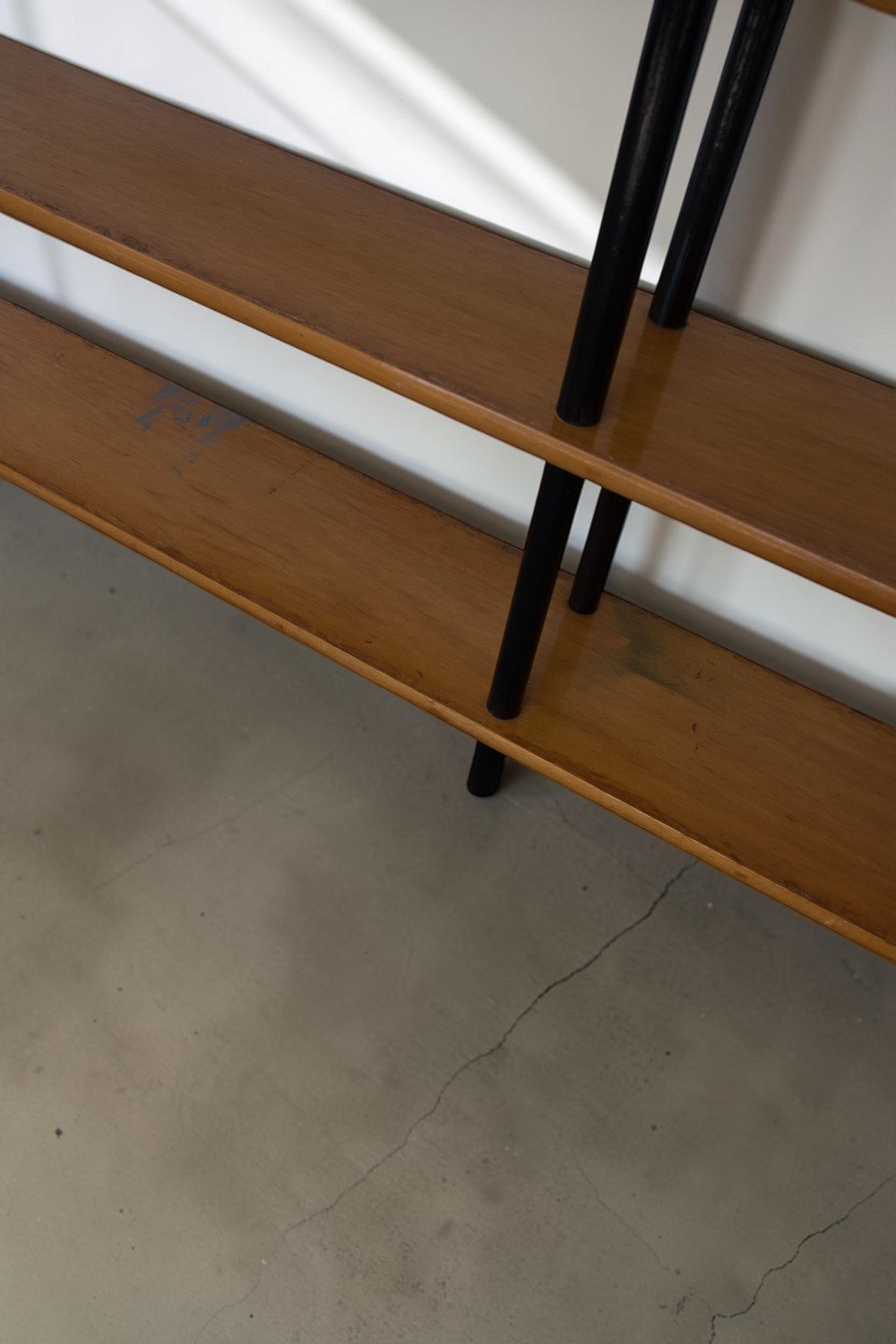 tessvintage 1960s vintage wooden shelving unit with black lacquered poles designed by Willem Lutjens